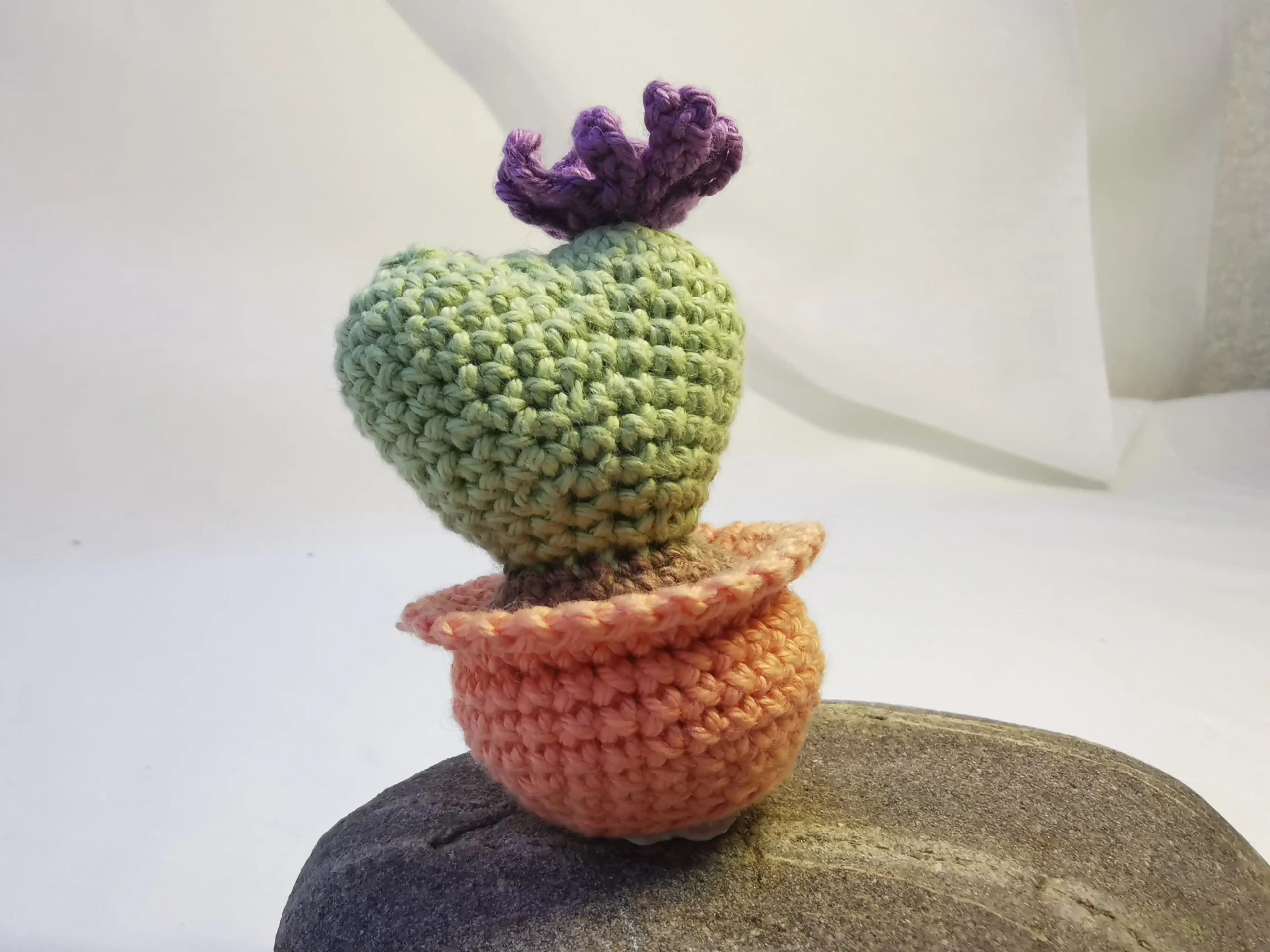 Cactus Cœur amigurumi fait main au crochet par La Mu's heure