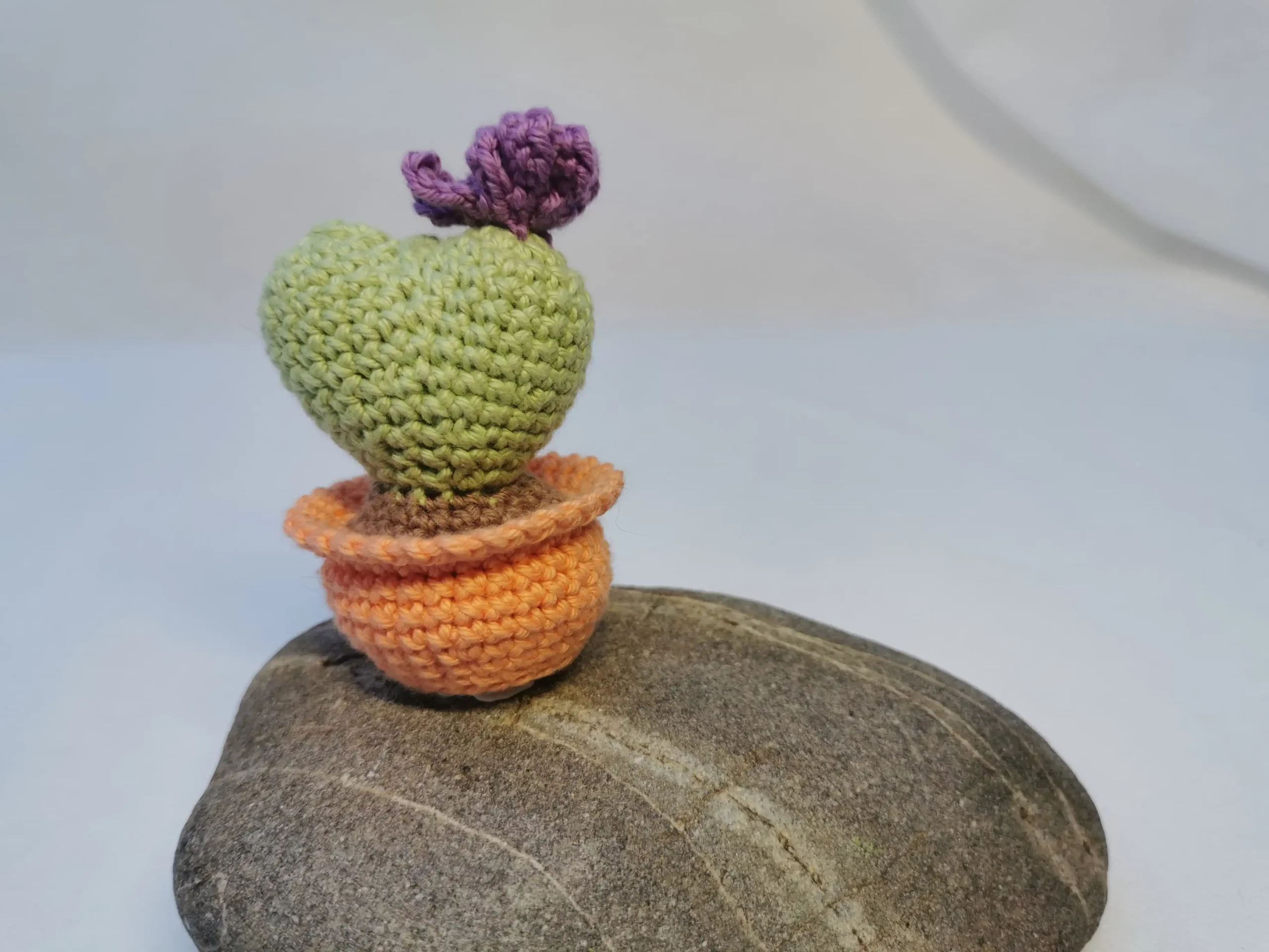 Cactus Cœur amigurumi fait main au crochet par La Mu's heure