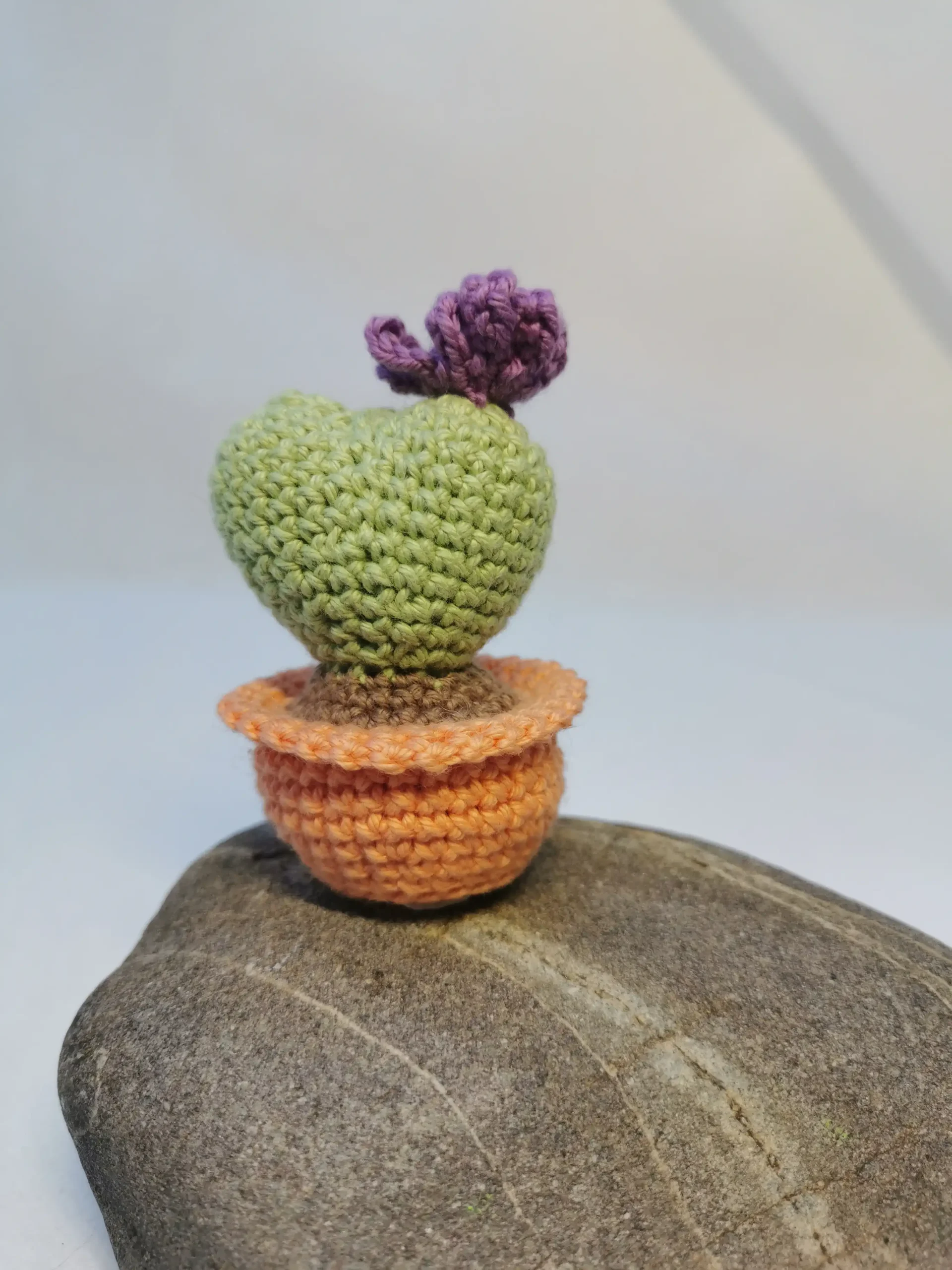 Cactus Cœur amigurumi fait main au crochet par La Mu's heure