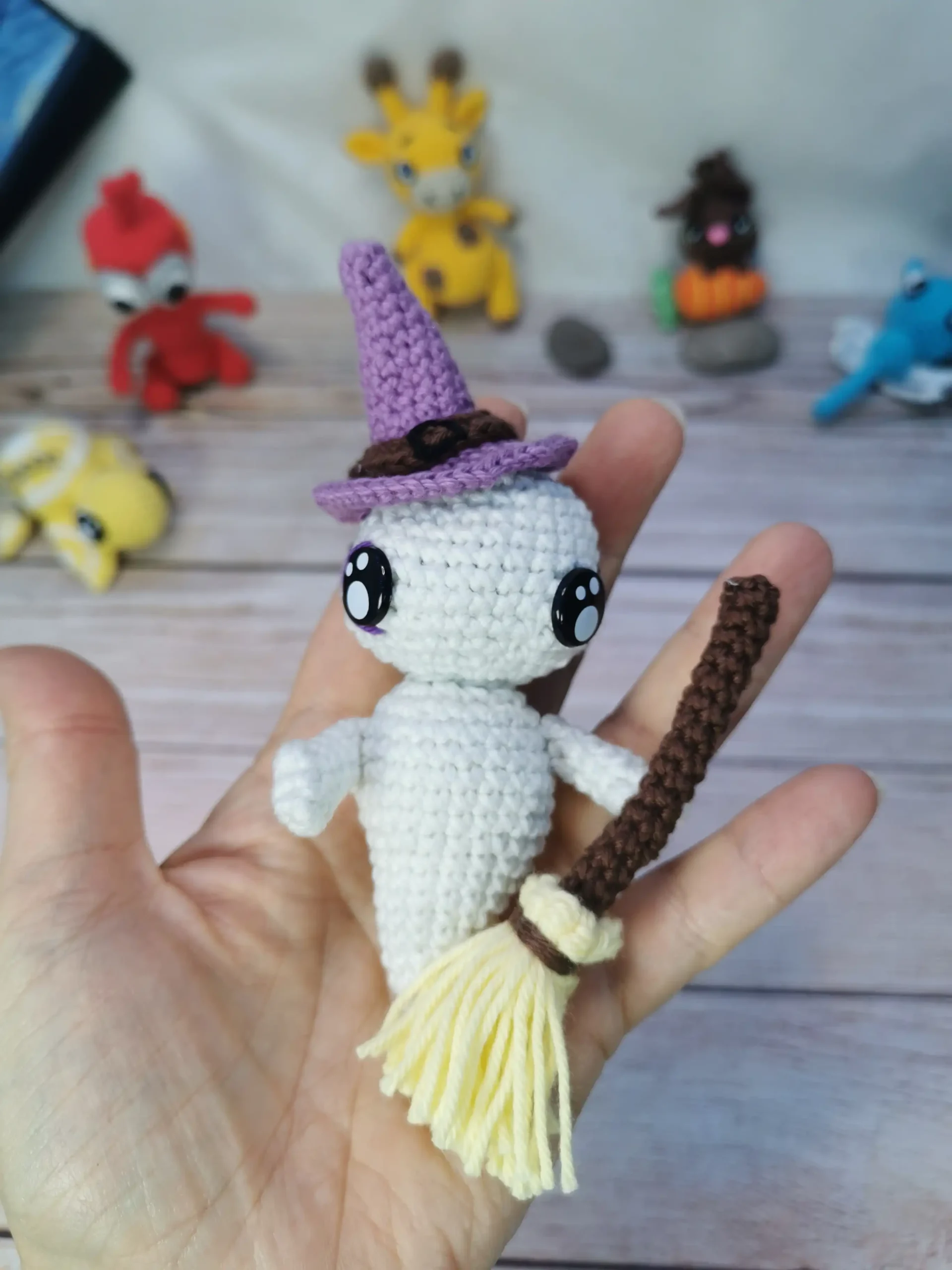 Gentil fantôme sorcière fait main au crochet par la Mu's Heure