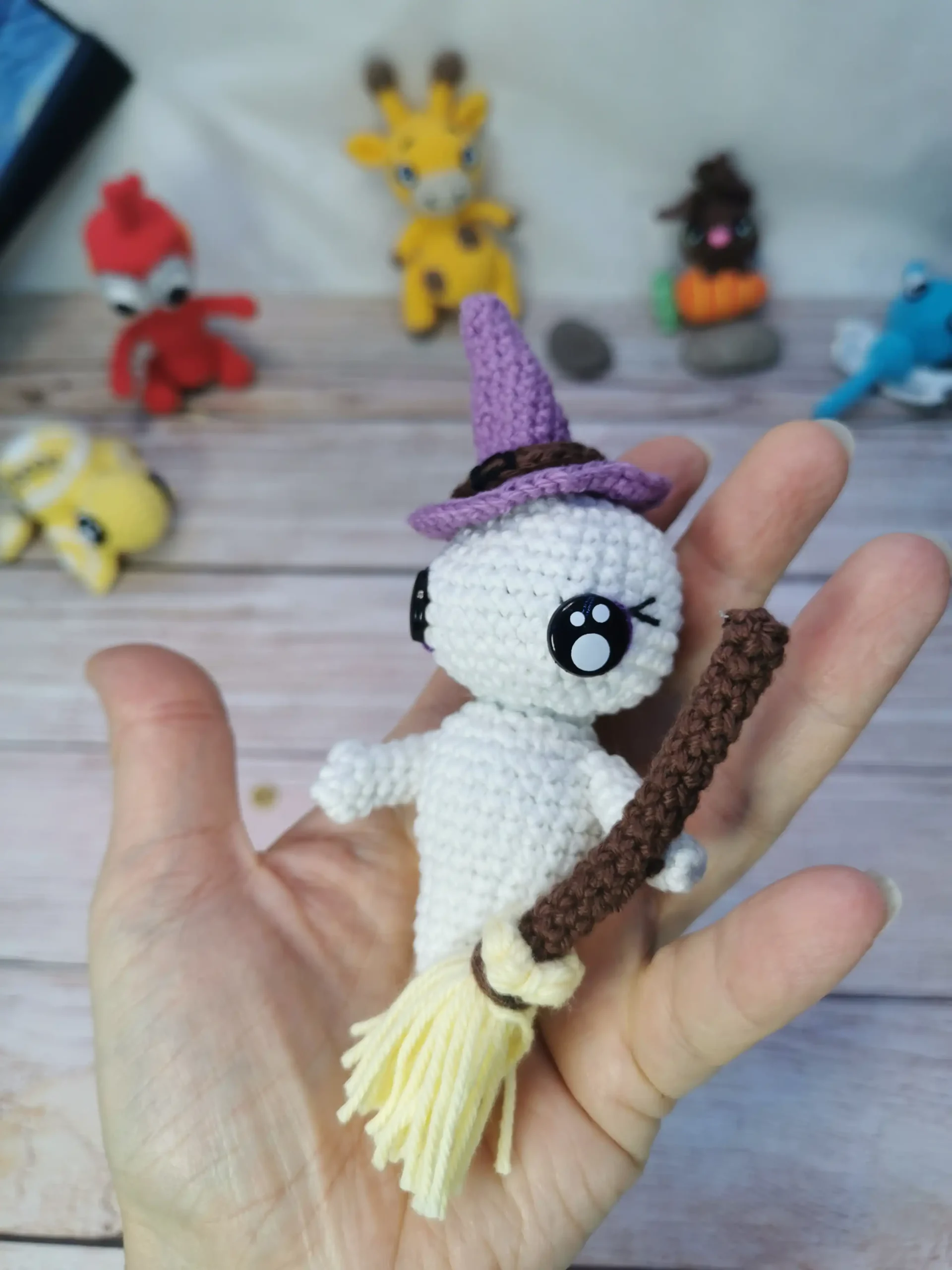 Gentil fantôme sorcière fait main au crochet par la Mu's Heure