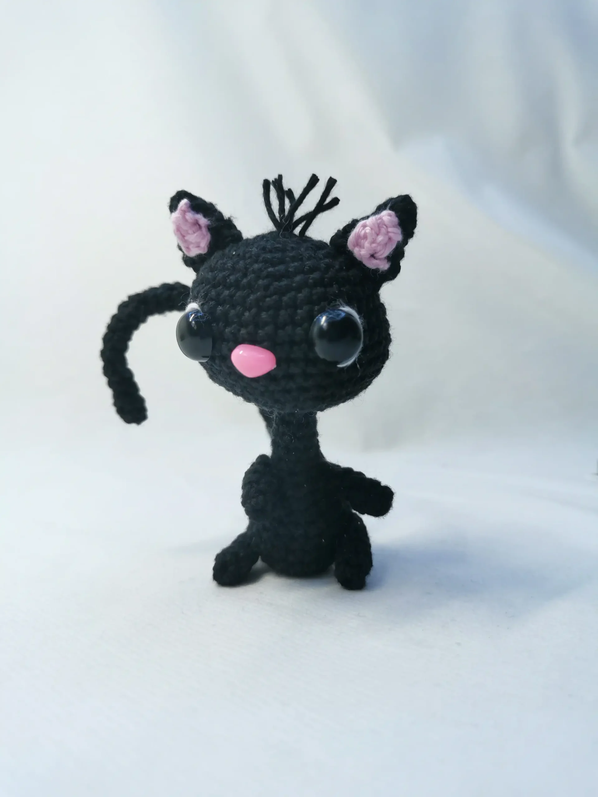 Chat noir amigurumi fait main au crochet par La Mu's heure