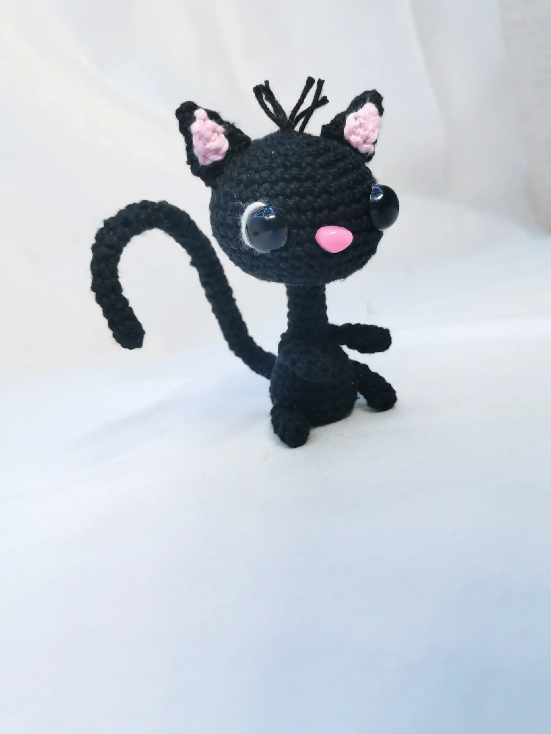 Chat noir amigurumi fait main au crochet par La Mu's heure