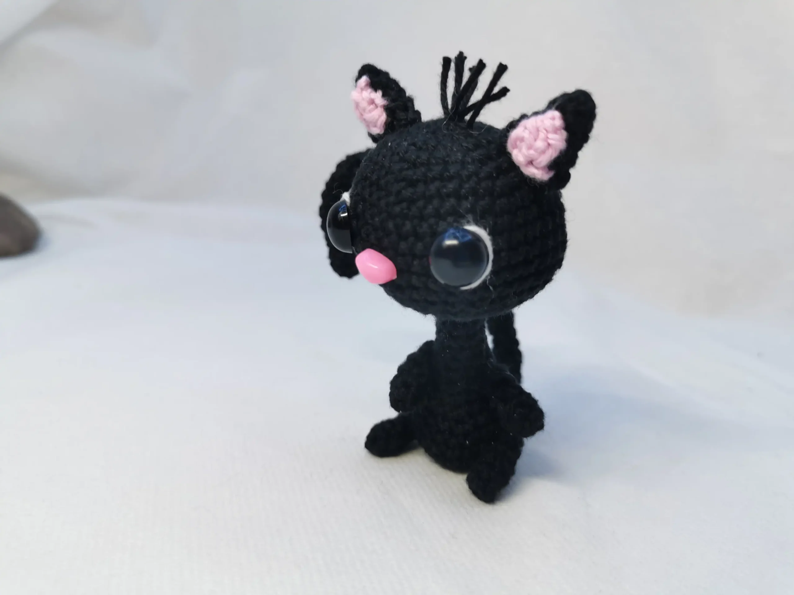 Chat noir amigurumi fait main au crochet par La Mu's heure