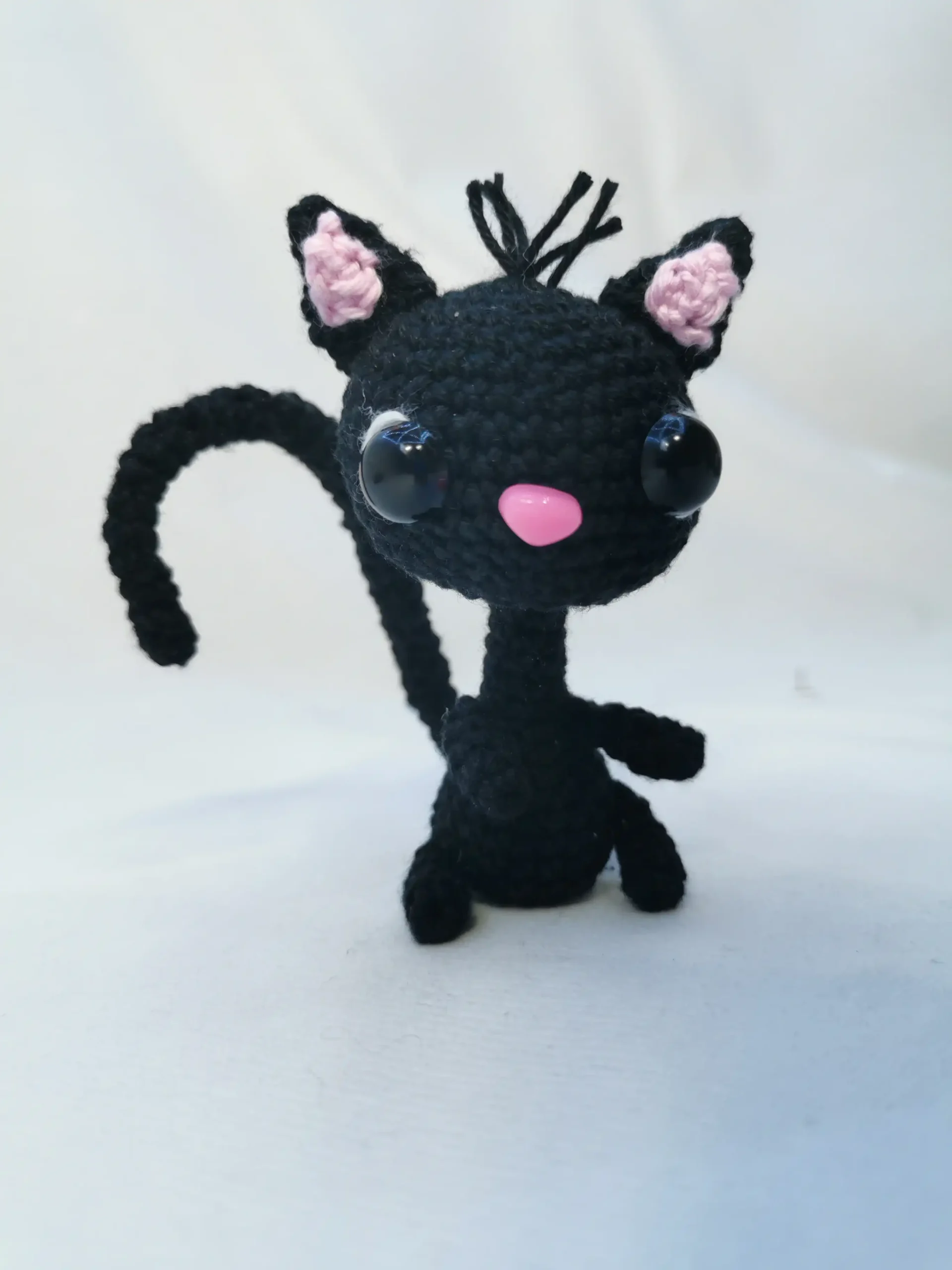 Chat noir amigurumi fait main au crochet par La Mu's heure