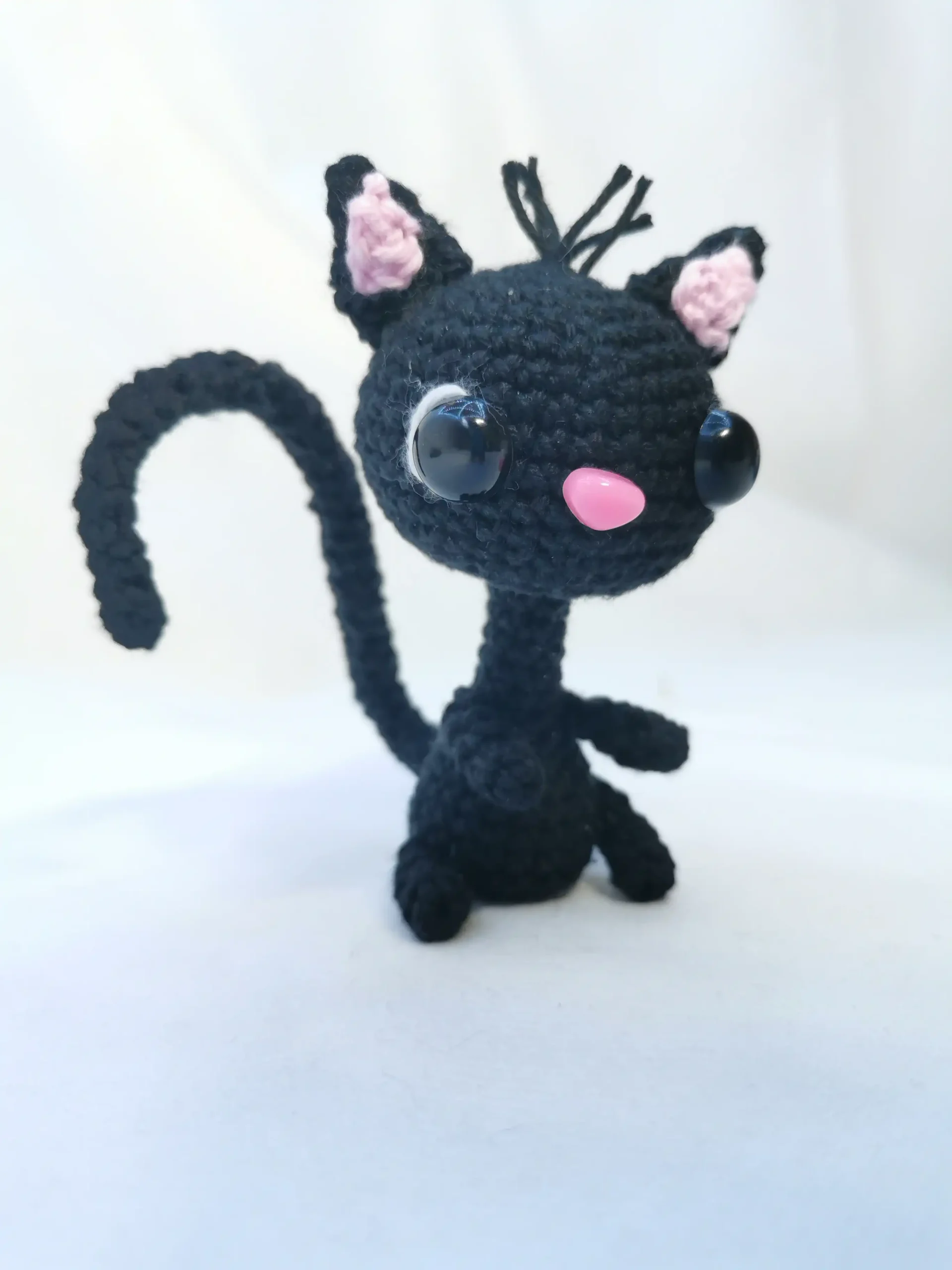 Chat noir amigurumi fait main au crochet par La Mu's heure