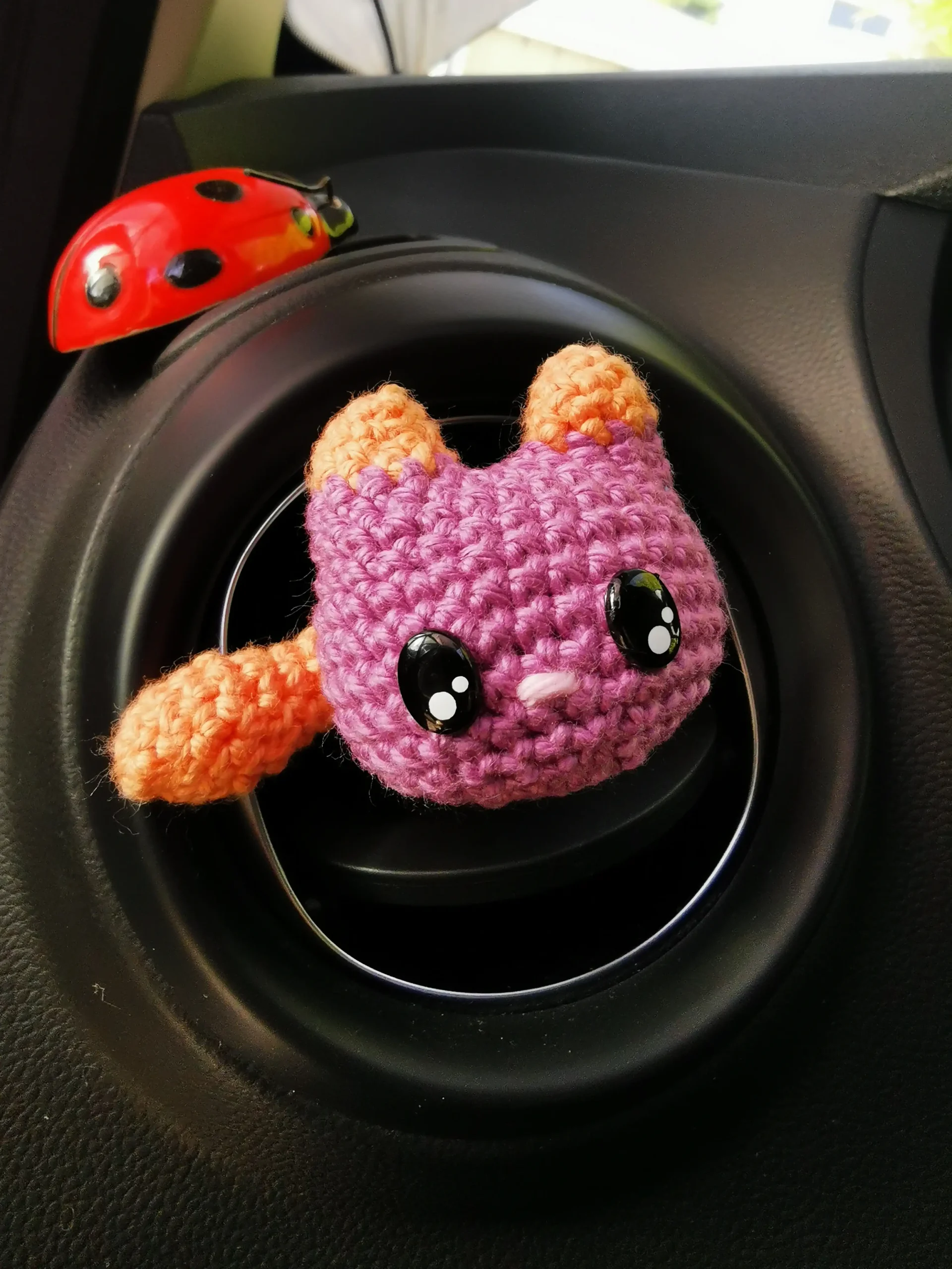 adorables décorations d'aération pour voiture en forme de chat, des amigurumis kawaii faits main au crochet dans notre atelier en Occitanie.