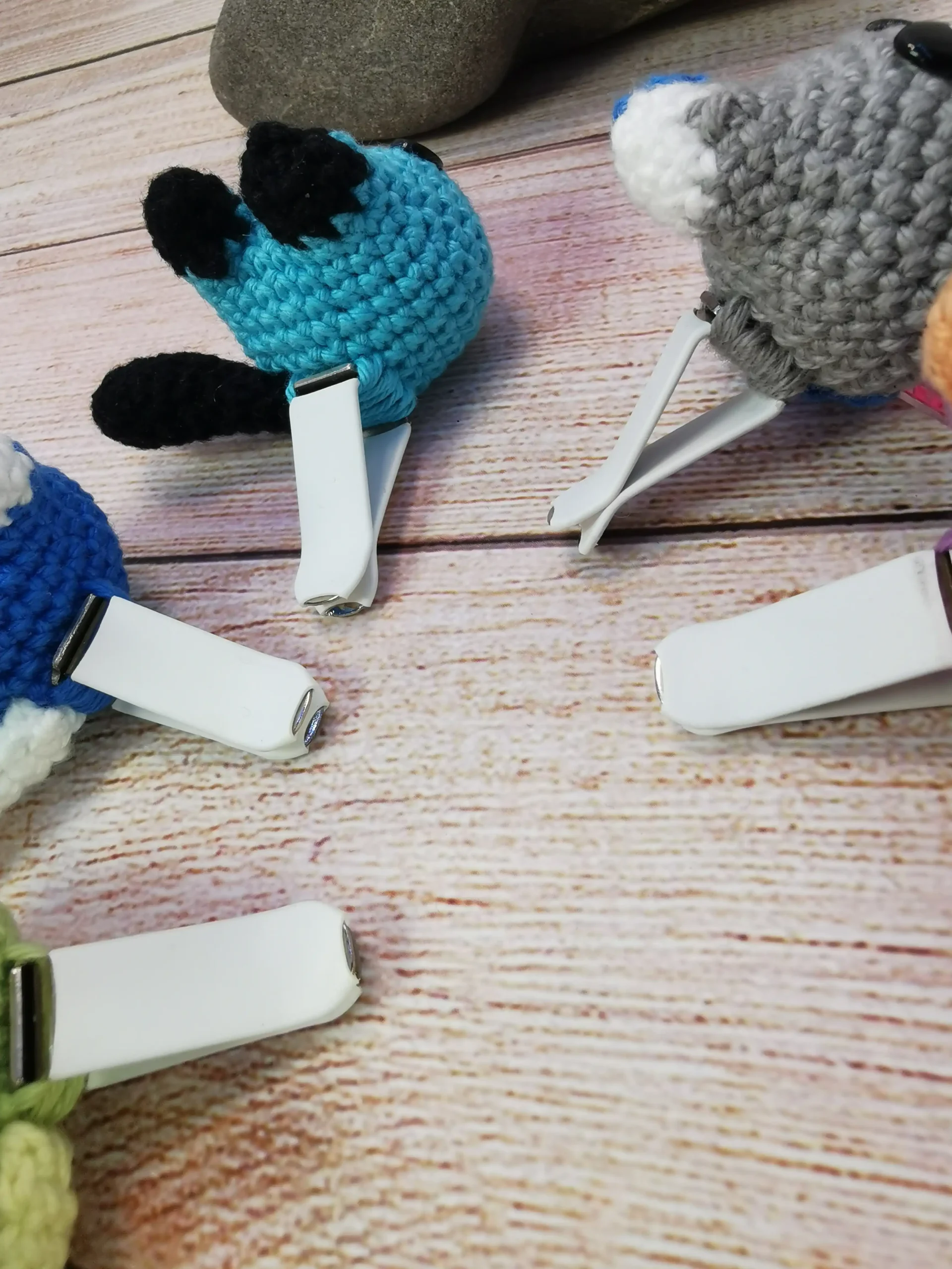 adorables décorations d'aération pour voiture en forme de chat, des amigurumis kawaii faits main au crochet dans notre atelier en Occitanie.