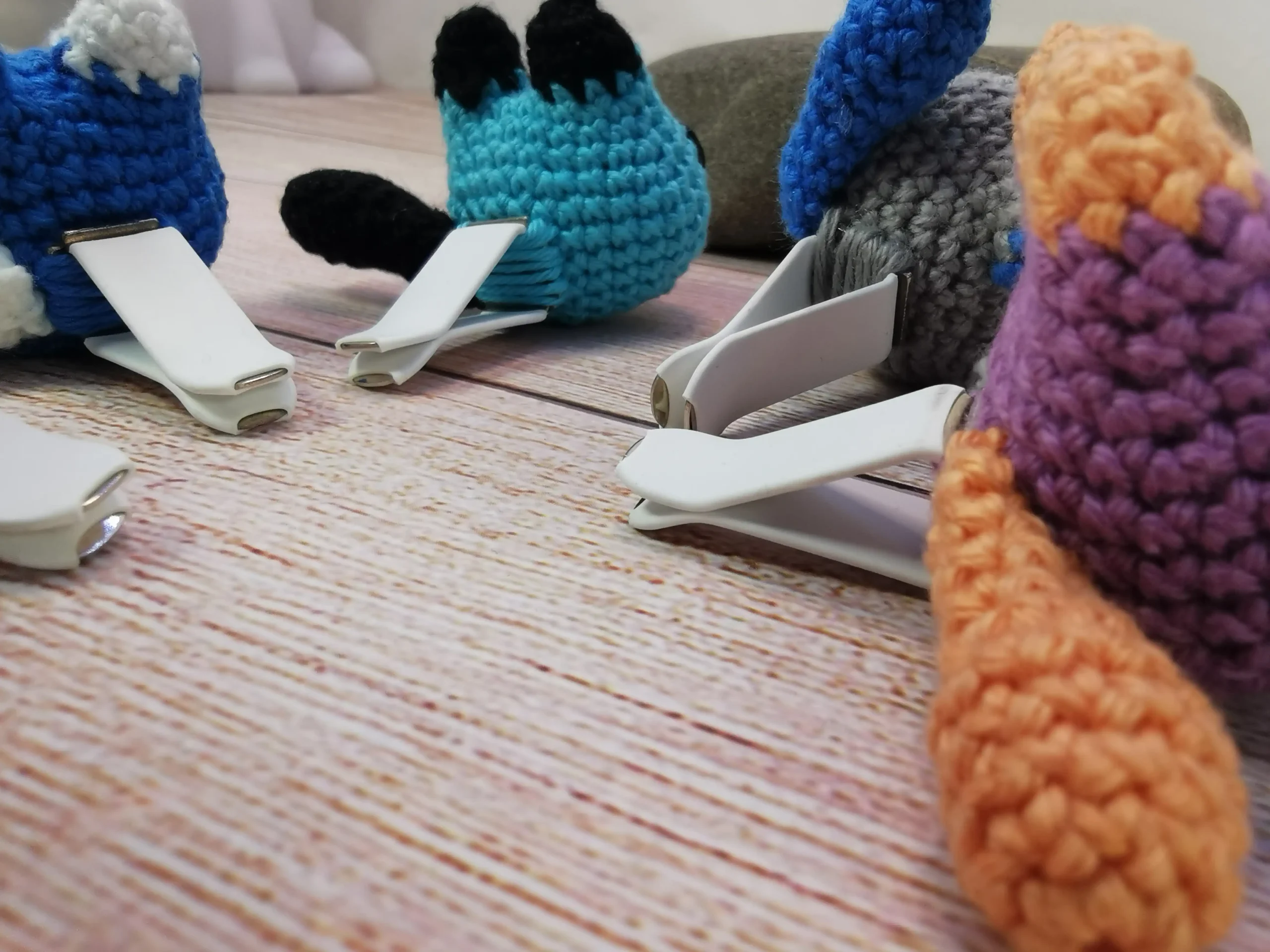 adorables décorations d'aération pour voiture en forme de chat, des amigurumis kawaii faits main au crochet dans notre atelier en Occitanie.