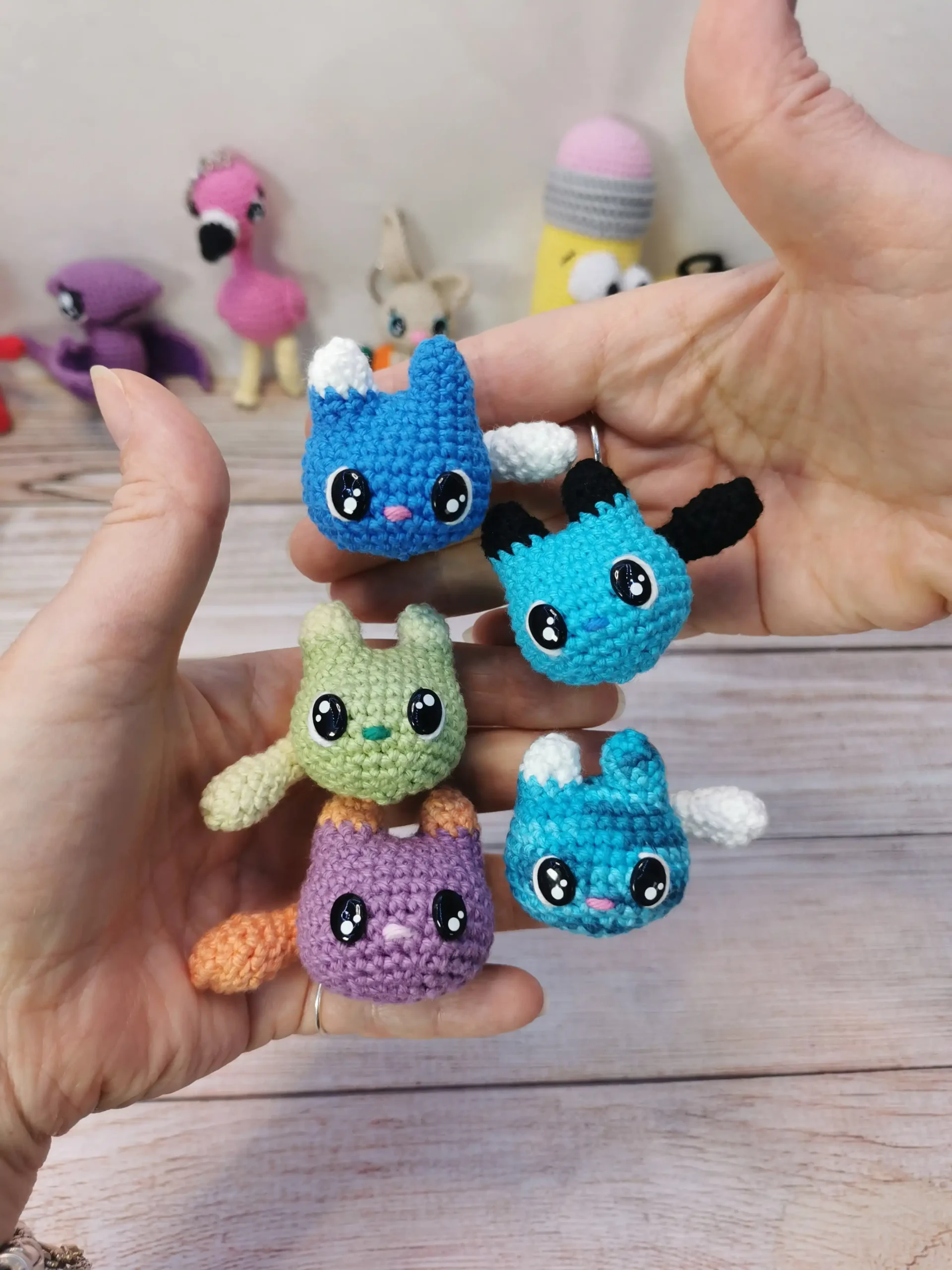 adorables décorations d'aération pour voiture en forme de chat, des amigurumis kawaii faits main au crochet dans notre atelier en Occitanie.