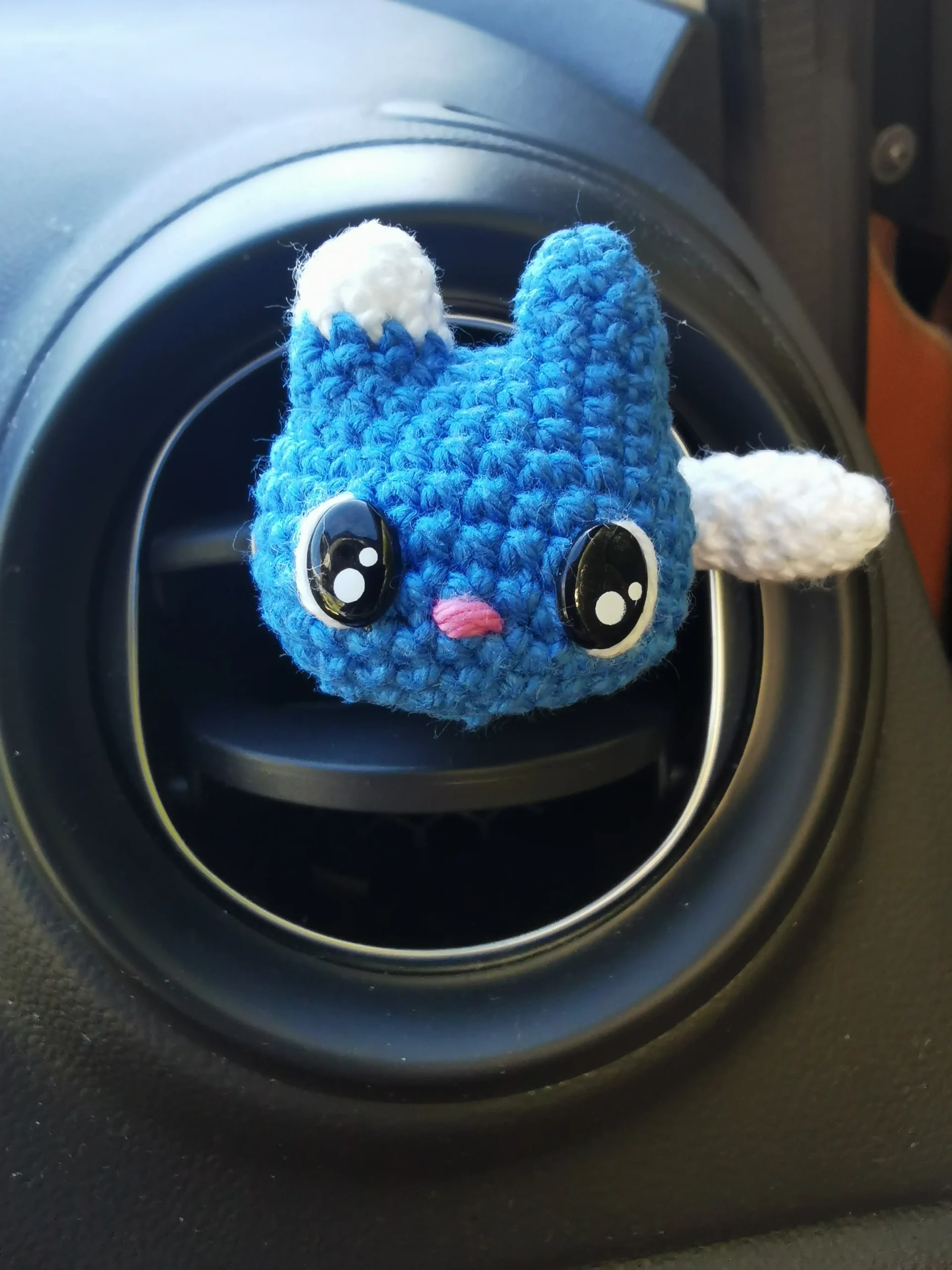 adorables décorations d'aération pour voiture en forme de chat, des amigurumis kawaii faits main au crochet dans notre atelier en Occitanie.