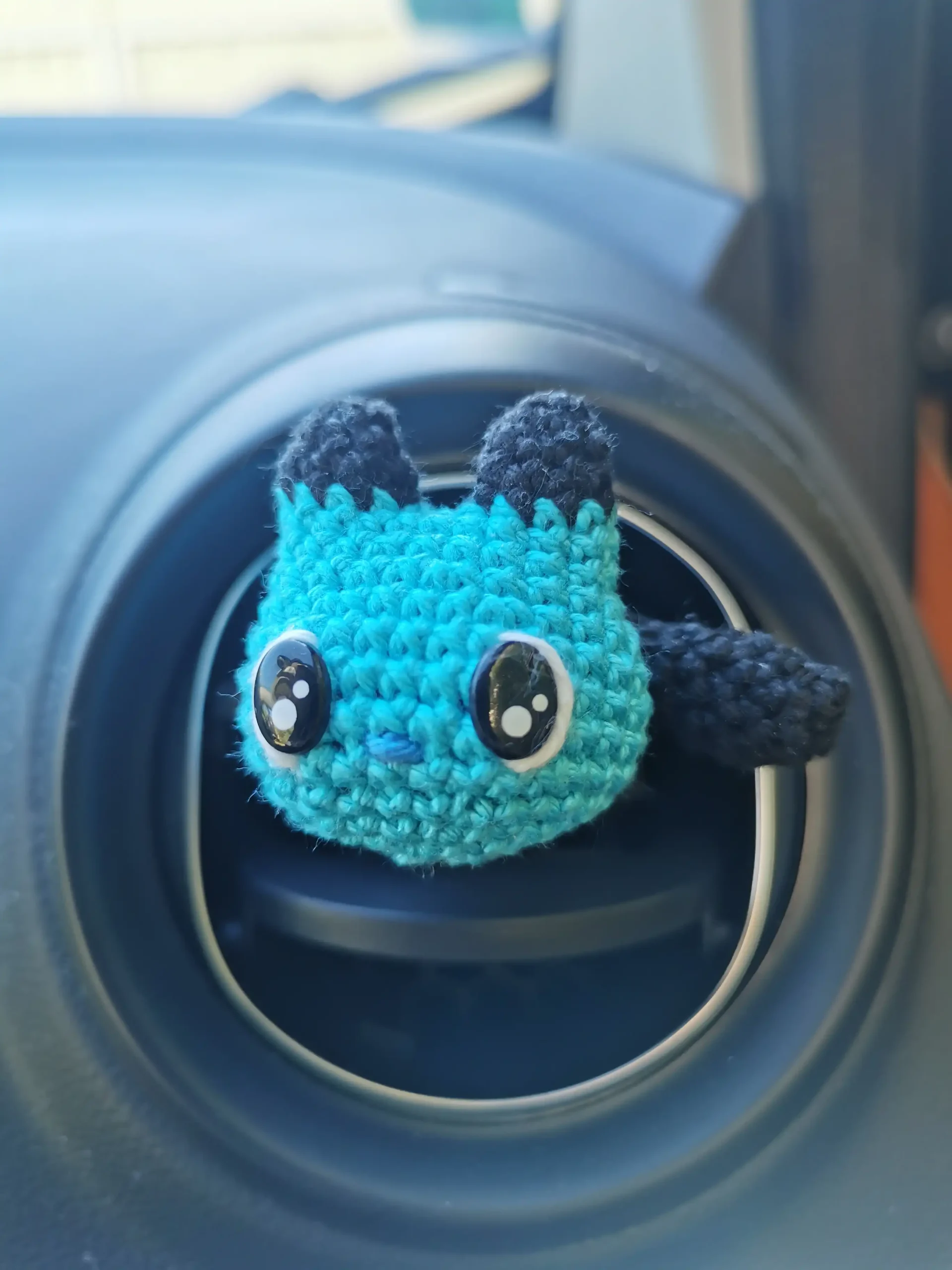 adorables décorations d'aération pour voiture en forme de chat, des amigurumis kawaii faits main au crochet dans notre atelier en Occitanie.