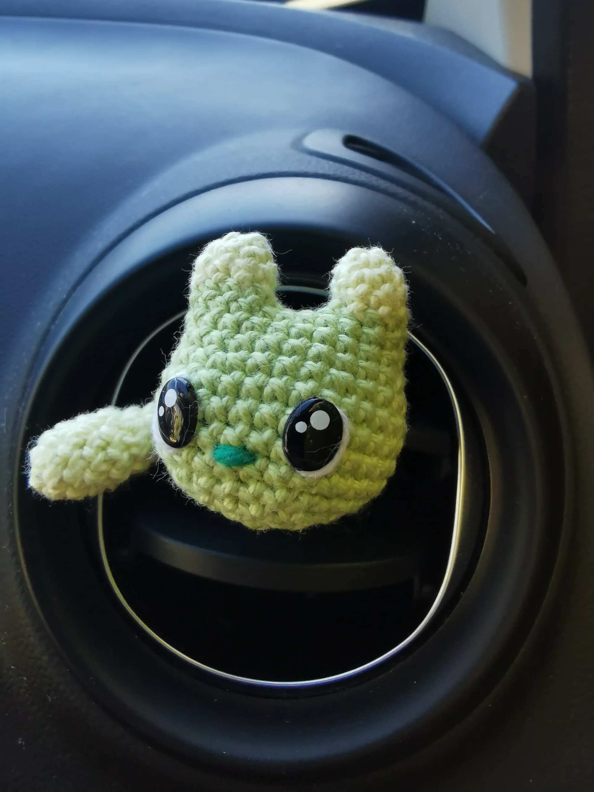 adorables décorations d'aération pour voiture en forme de chat, des amigurumis kawaii faits main au crochet dans notre atelier en Occitanie.