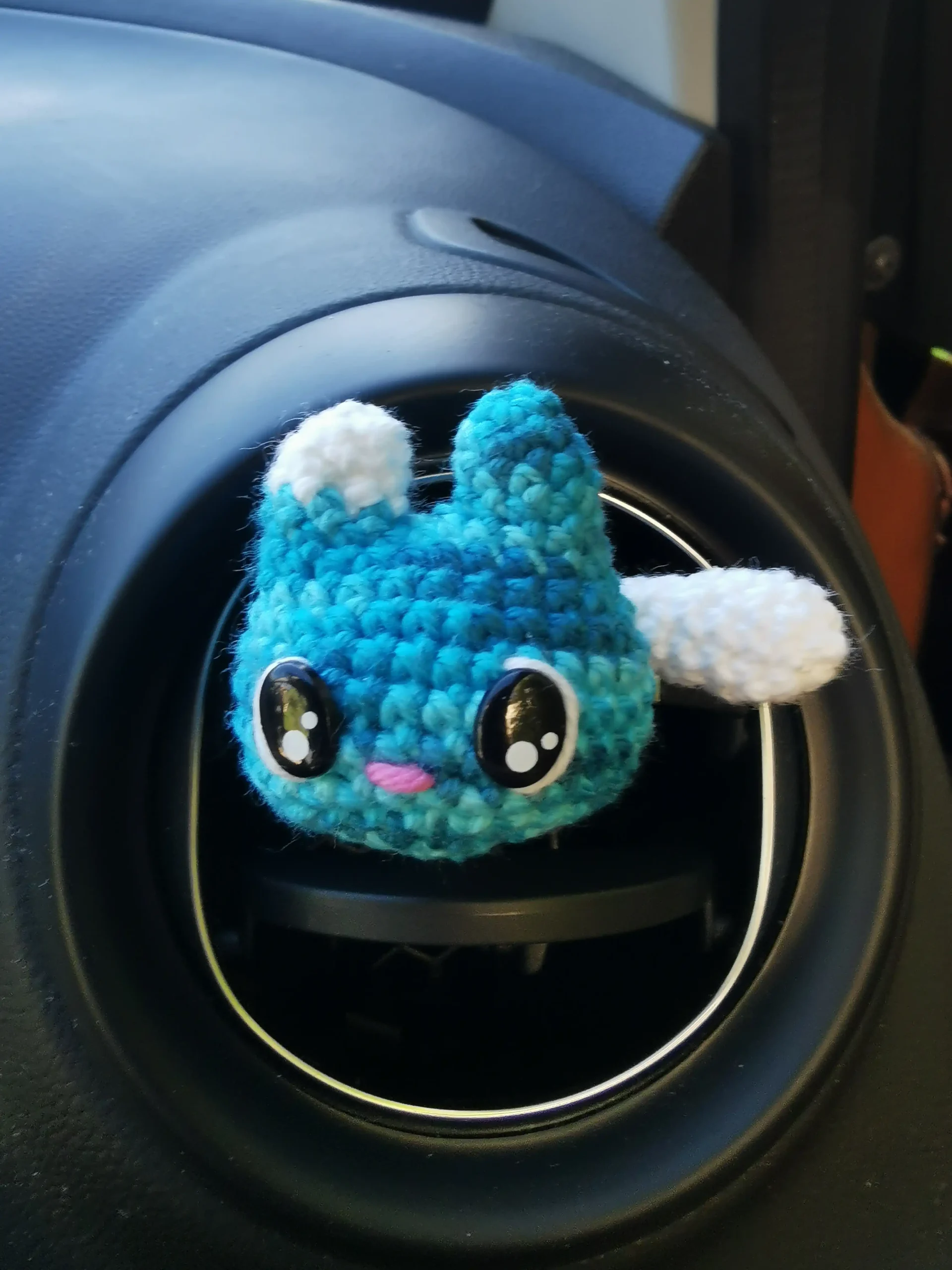 adorables décorations d'aération pour voiture en forme de chat, des amigurumis kawaii faits main au crochet dans notre atelier en Occitanie.