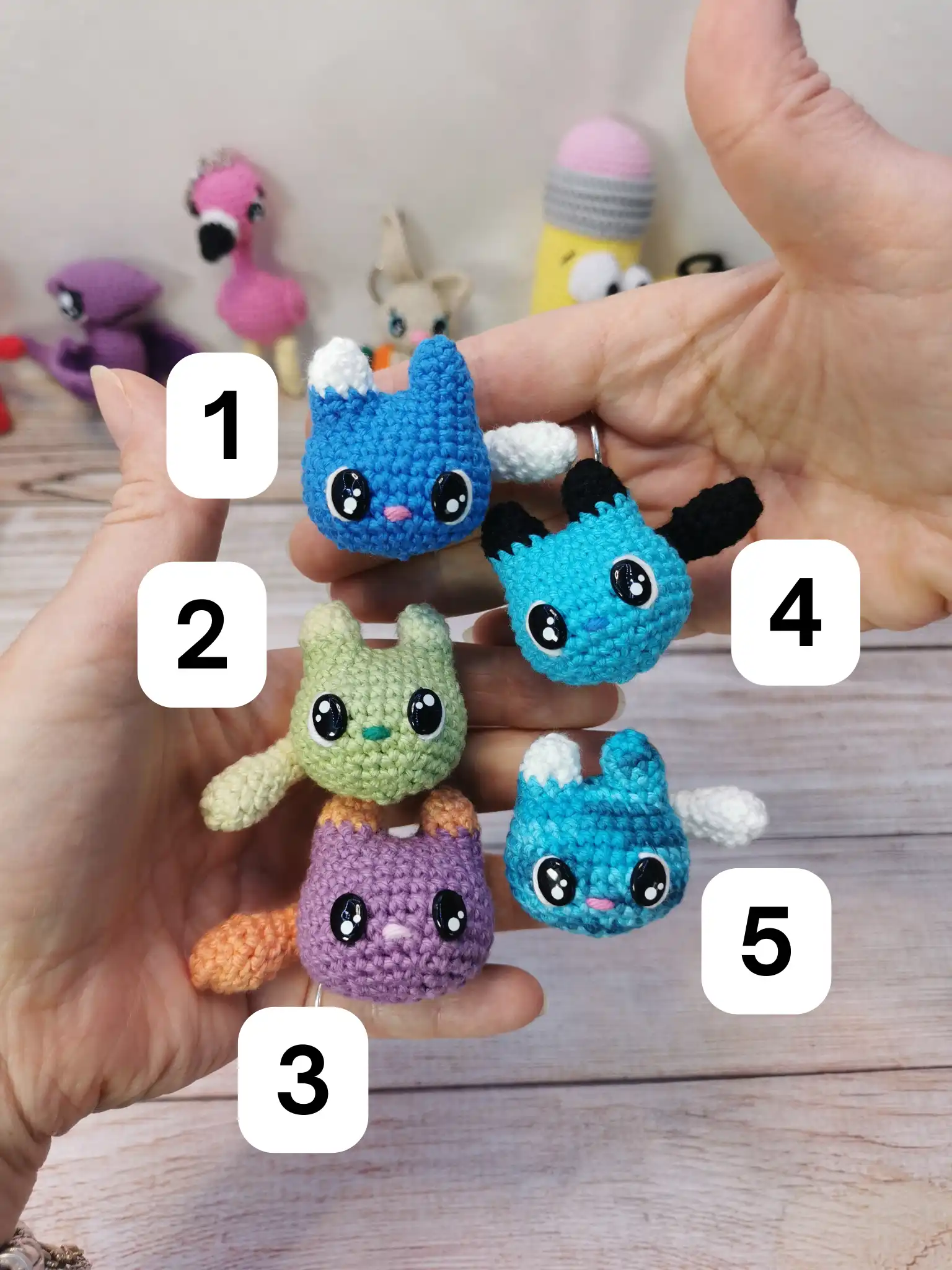 adorables décorations d'aération pour voiture en forme de chat, des amigurumis kawaii faits main au crochet dans notre atelier en Occitanie.