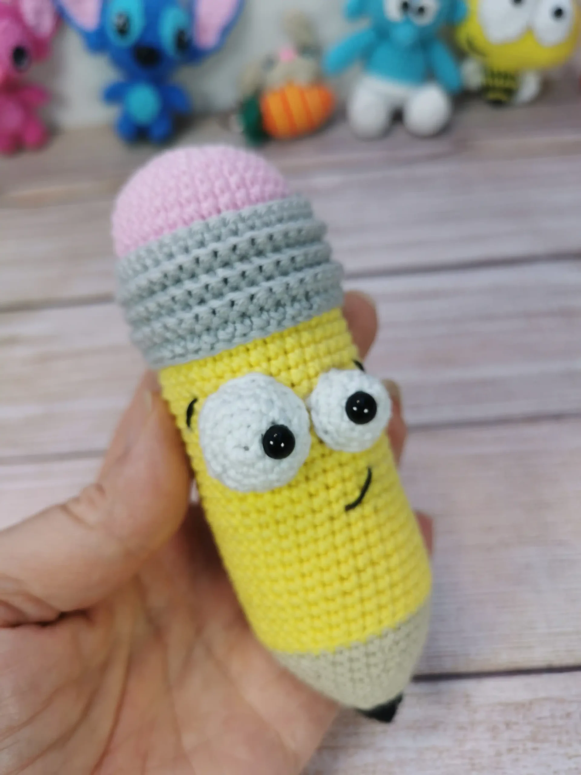 crayon mignon amigurumi fait main au crochet par La Mu's Heure