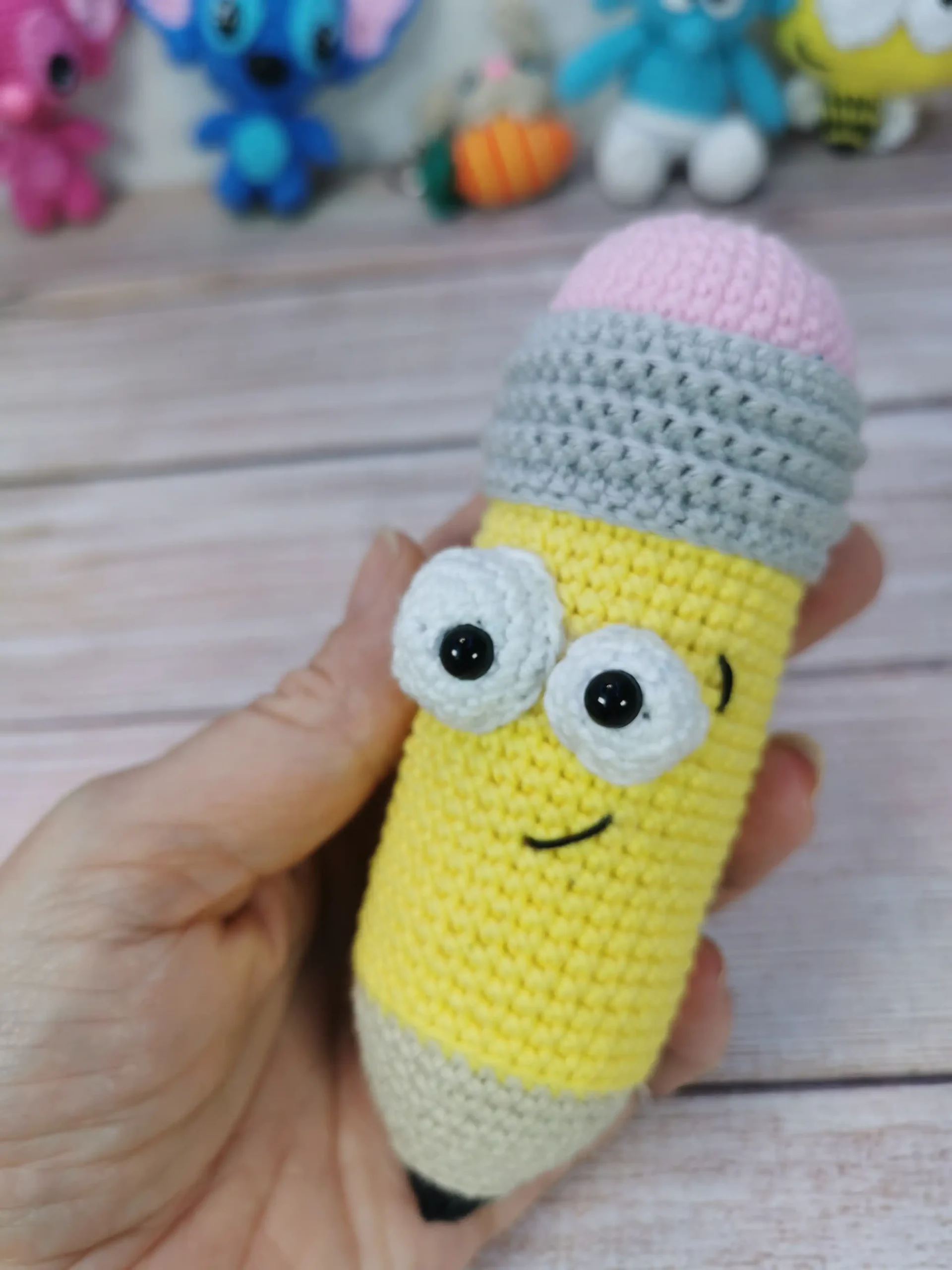 crayon mignon amigurumi fait main au crochet par La Mu's Heure