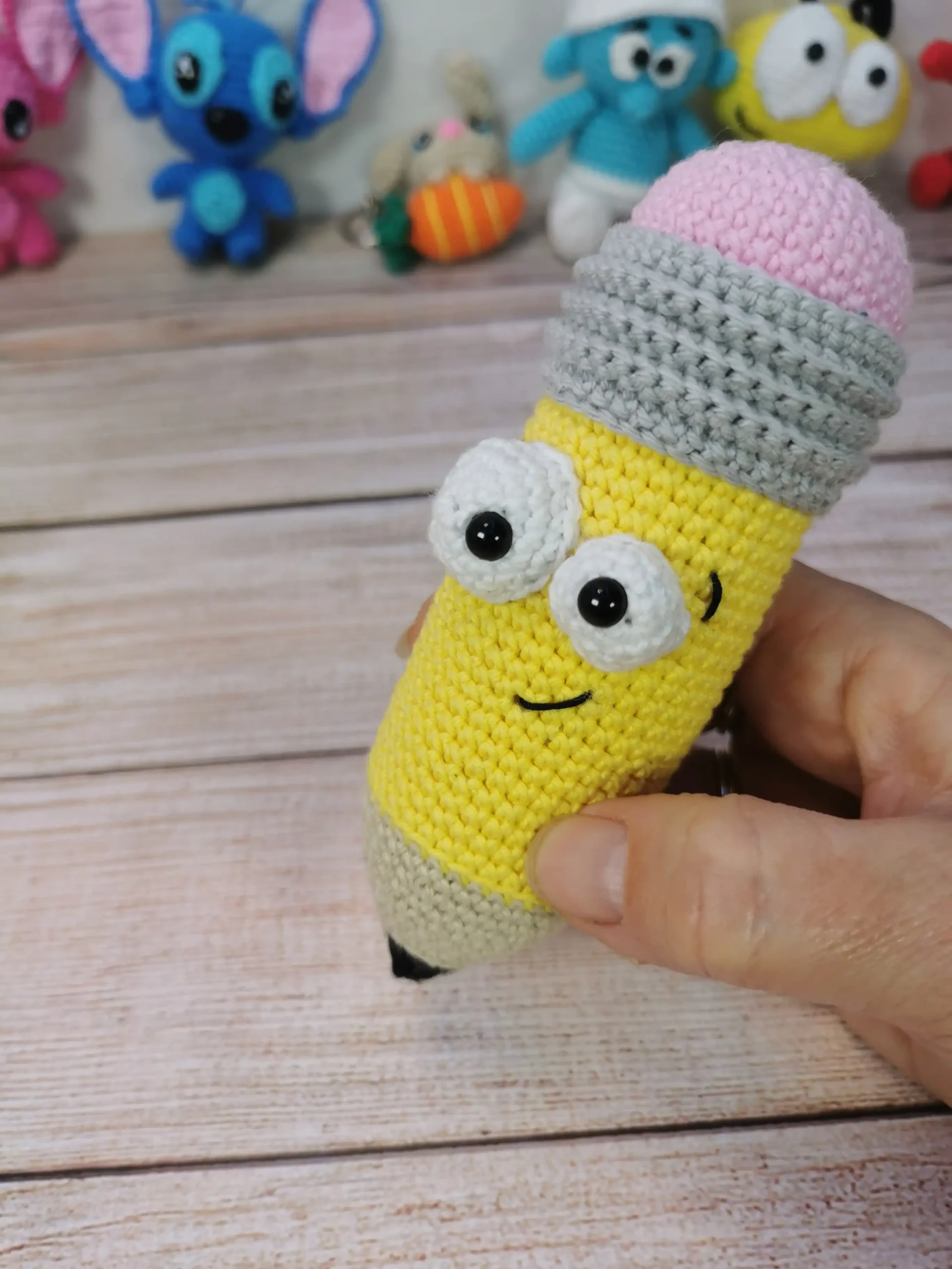 crayon mignon amigurumi fait main au crochet par La Mu's Heure