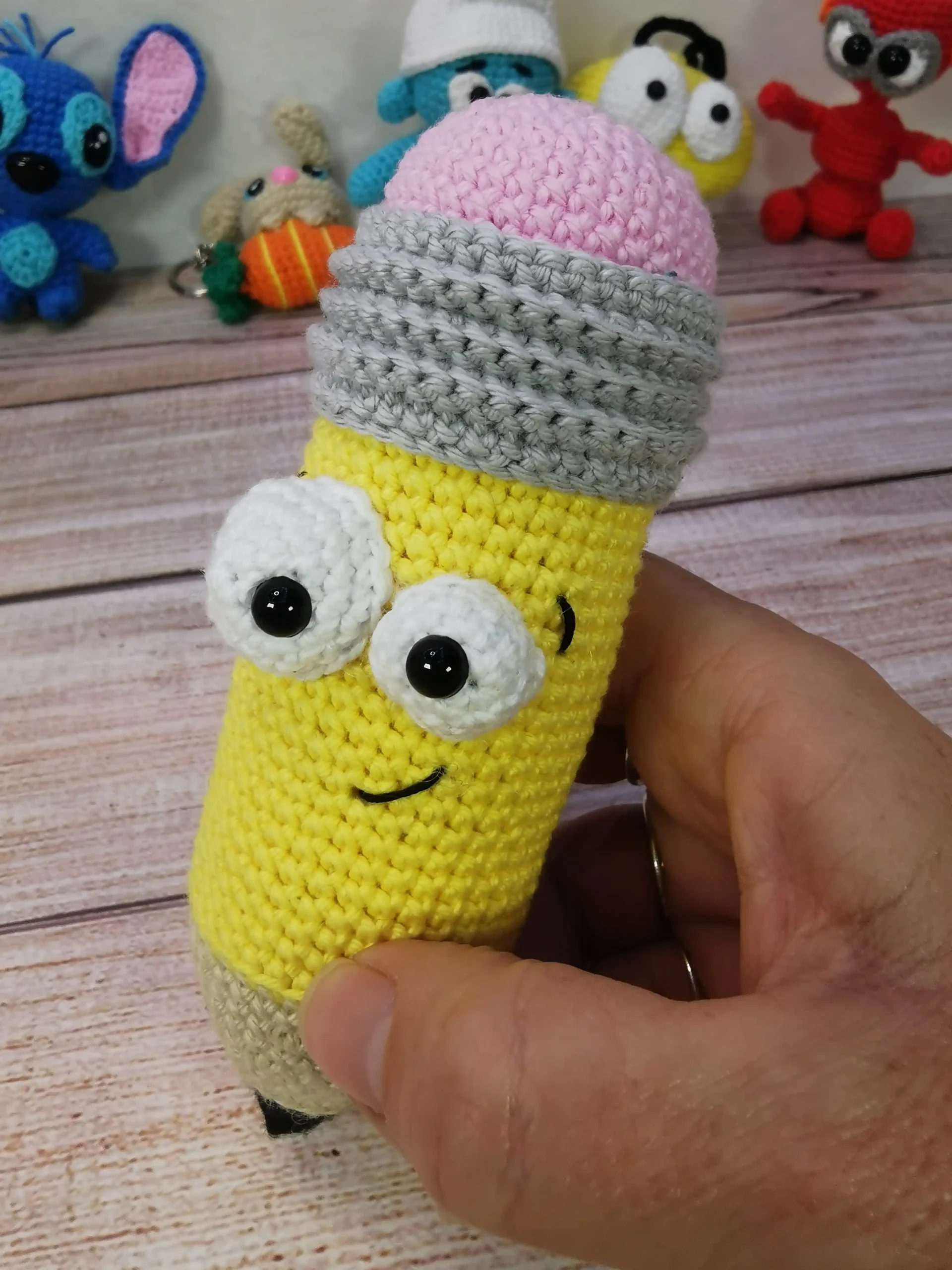 crayon mignon amigurumi fait main au crochet par La Mu's Heure