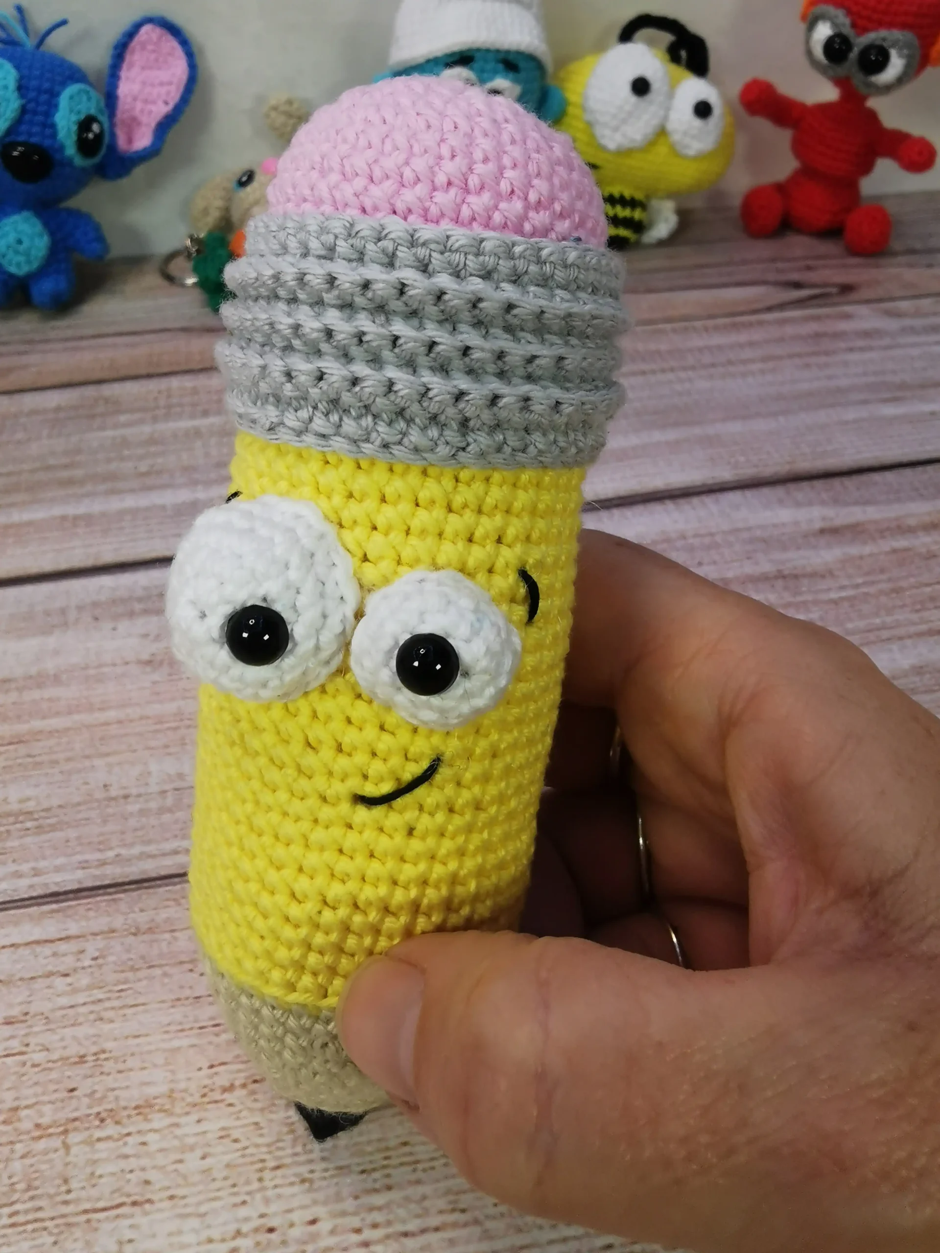 crayon mignon amigurumi fait main au crochet par La Mu's Heure