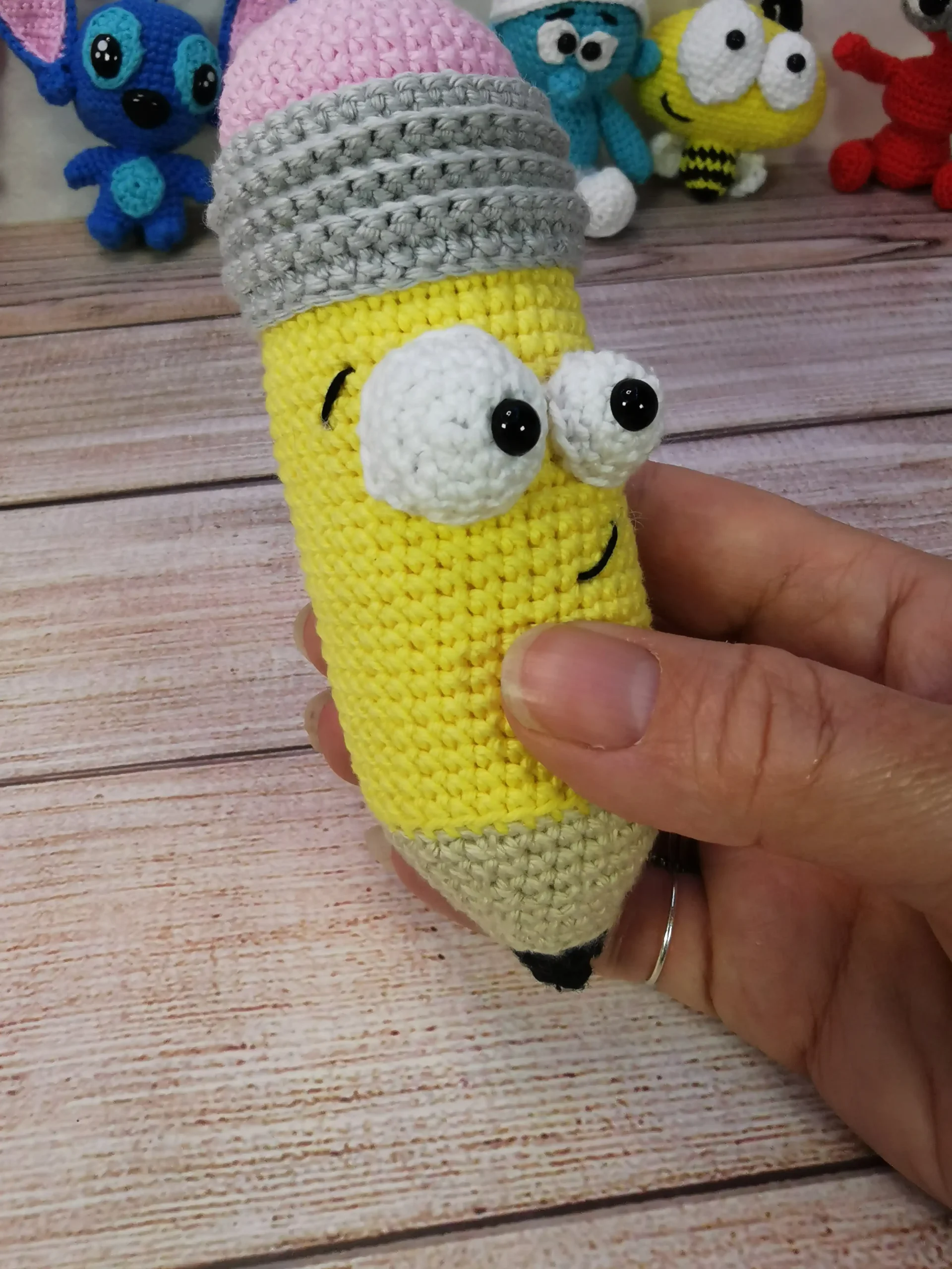 crayon mignon amigurumi fait main au crochet par La Mu's Heure