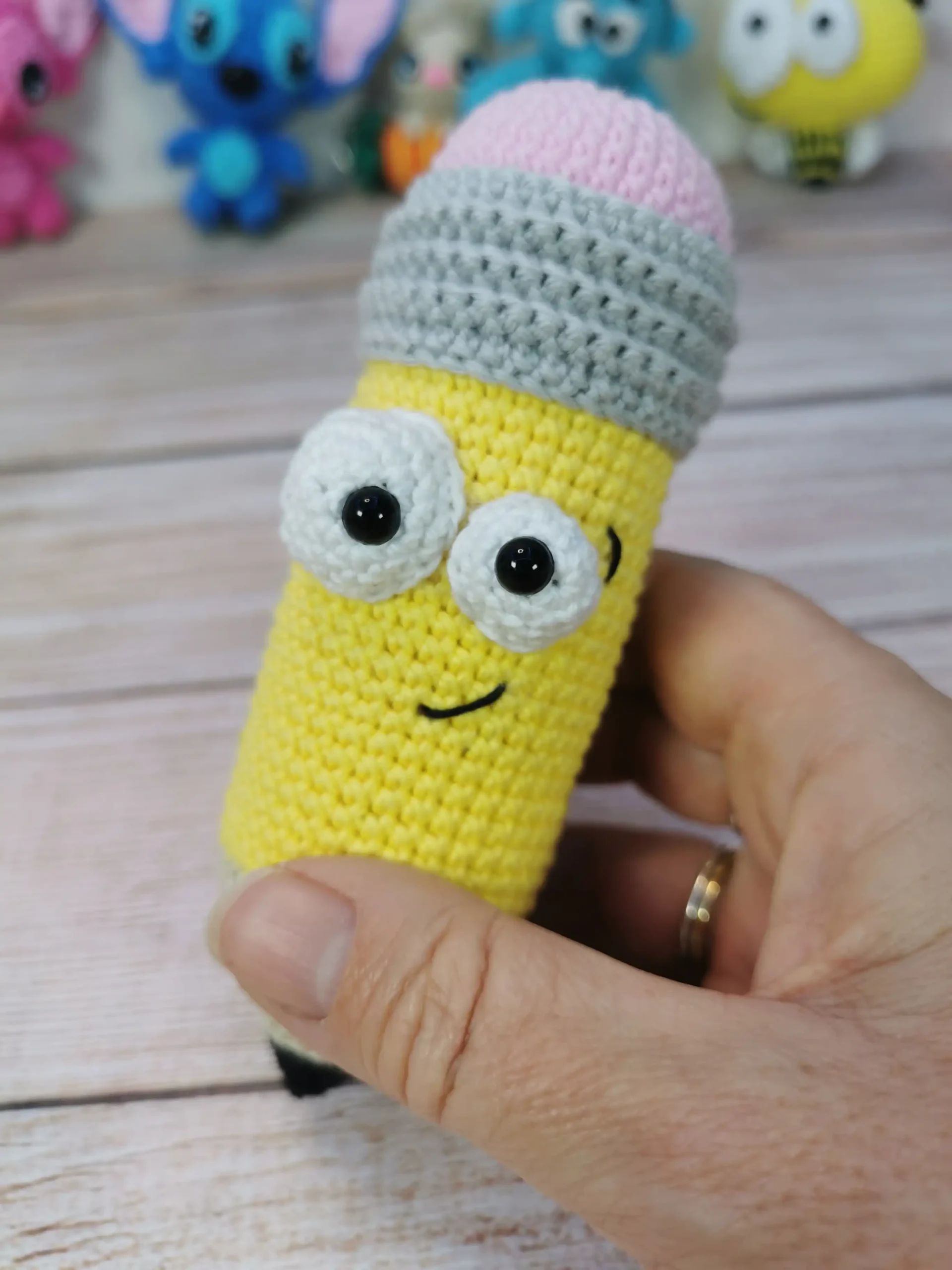crayon mignon amigurumi fait main au crochet par La Mu's Heure