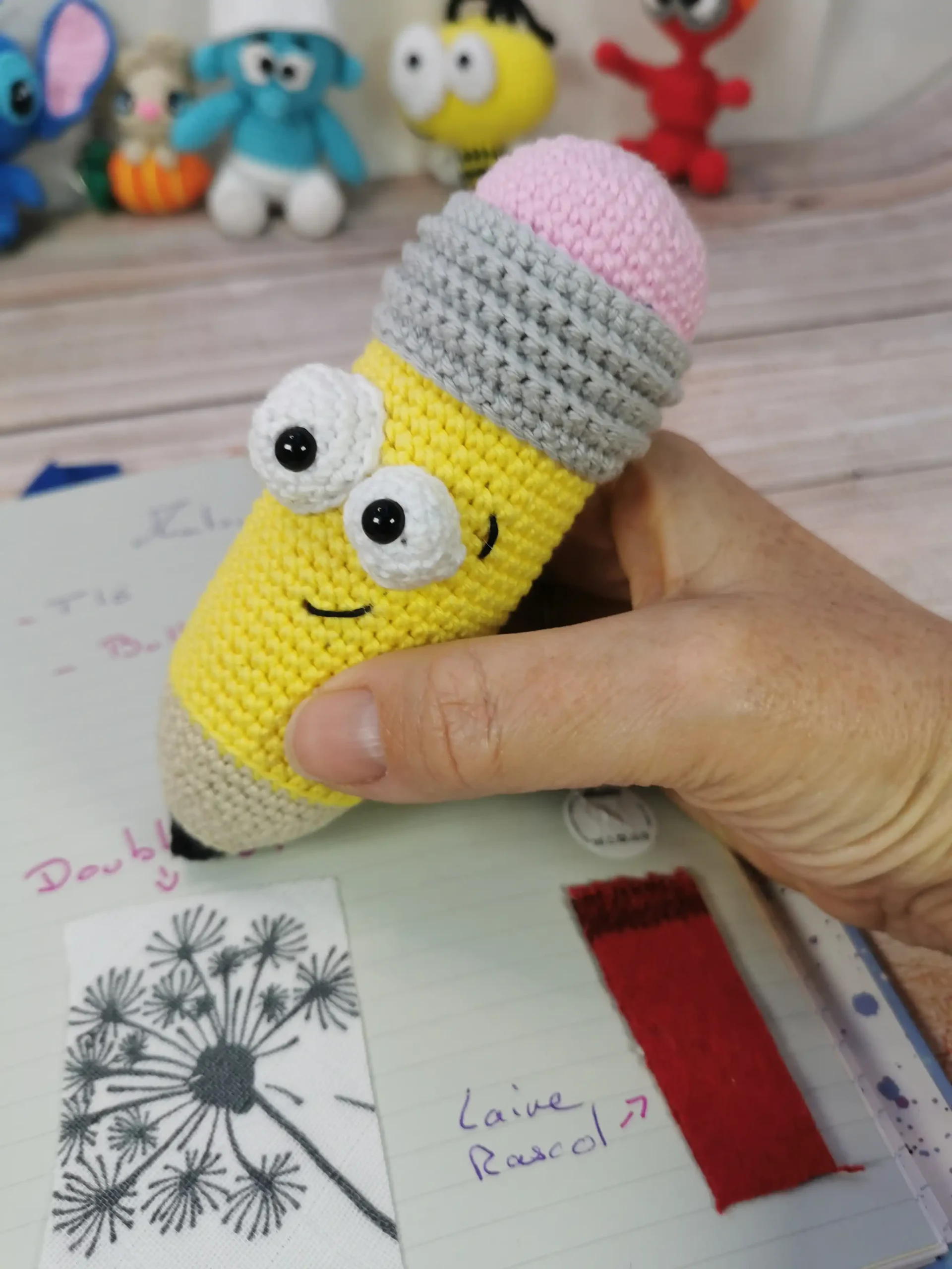 crayon mignon amigurumi fait main au crochet par La Mu's Heure
