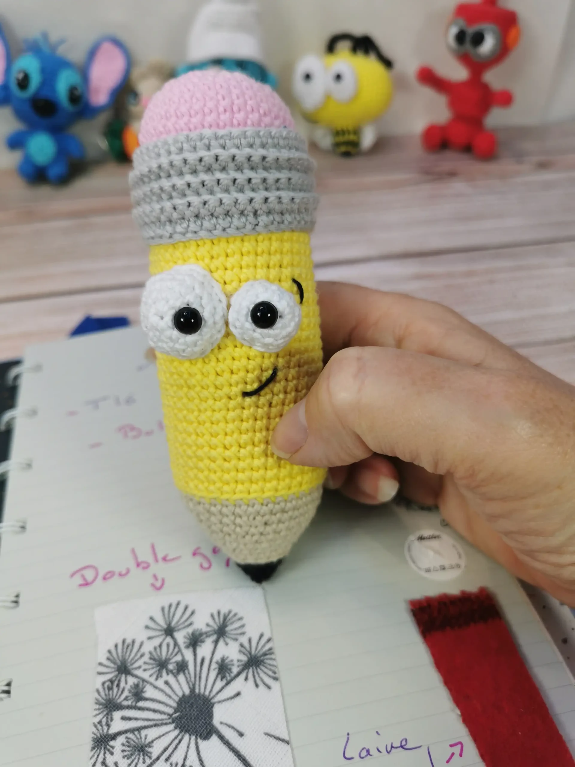 crayon mignon amigurumi fait main au crochet par La Mu's Heure