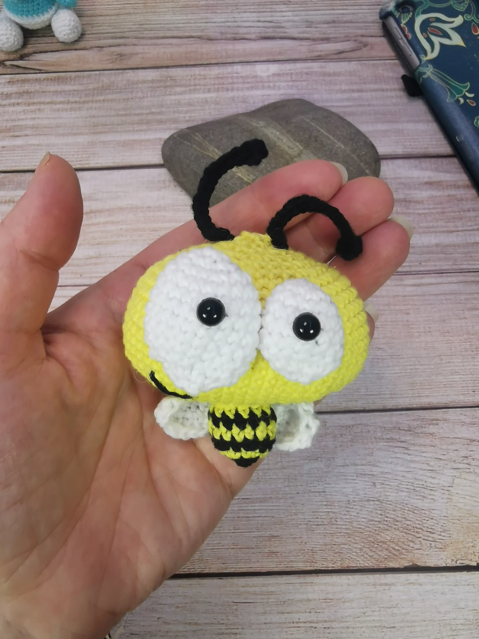 Crazy bee l'abeille, est un adorable amigurumi kawaii fait main au crochet par La Mu's Heure
