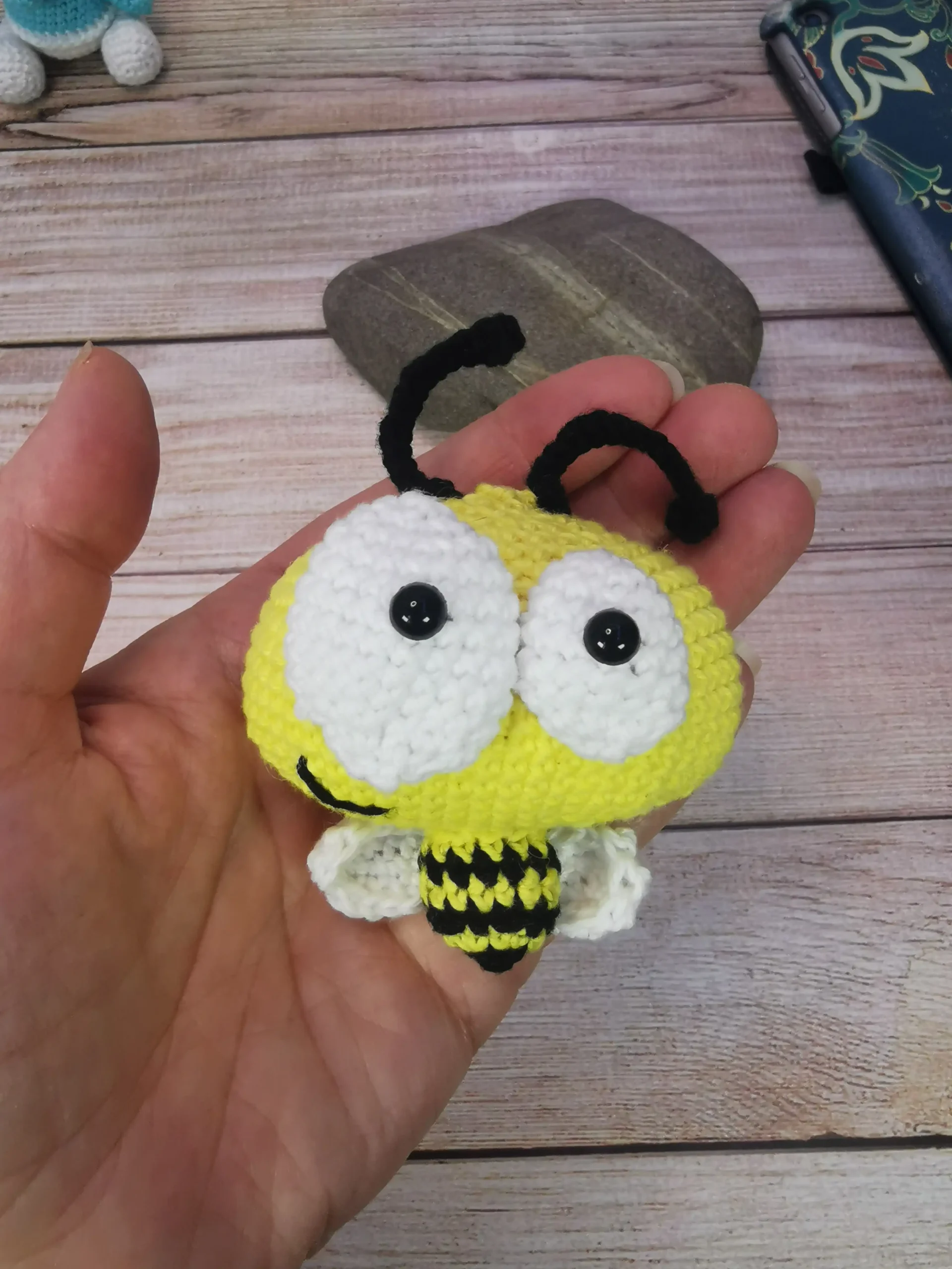 Crazy bee l'abeille, est un adorable amigurumi kawaii fait main au crochet par La Mu's Heure