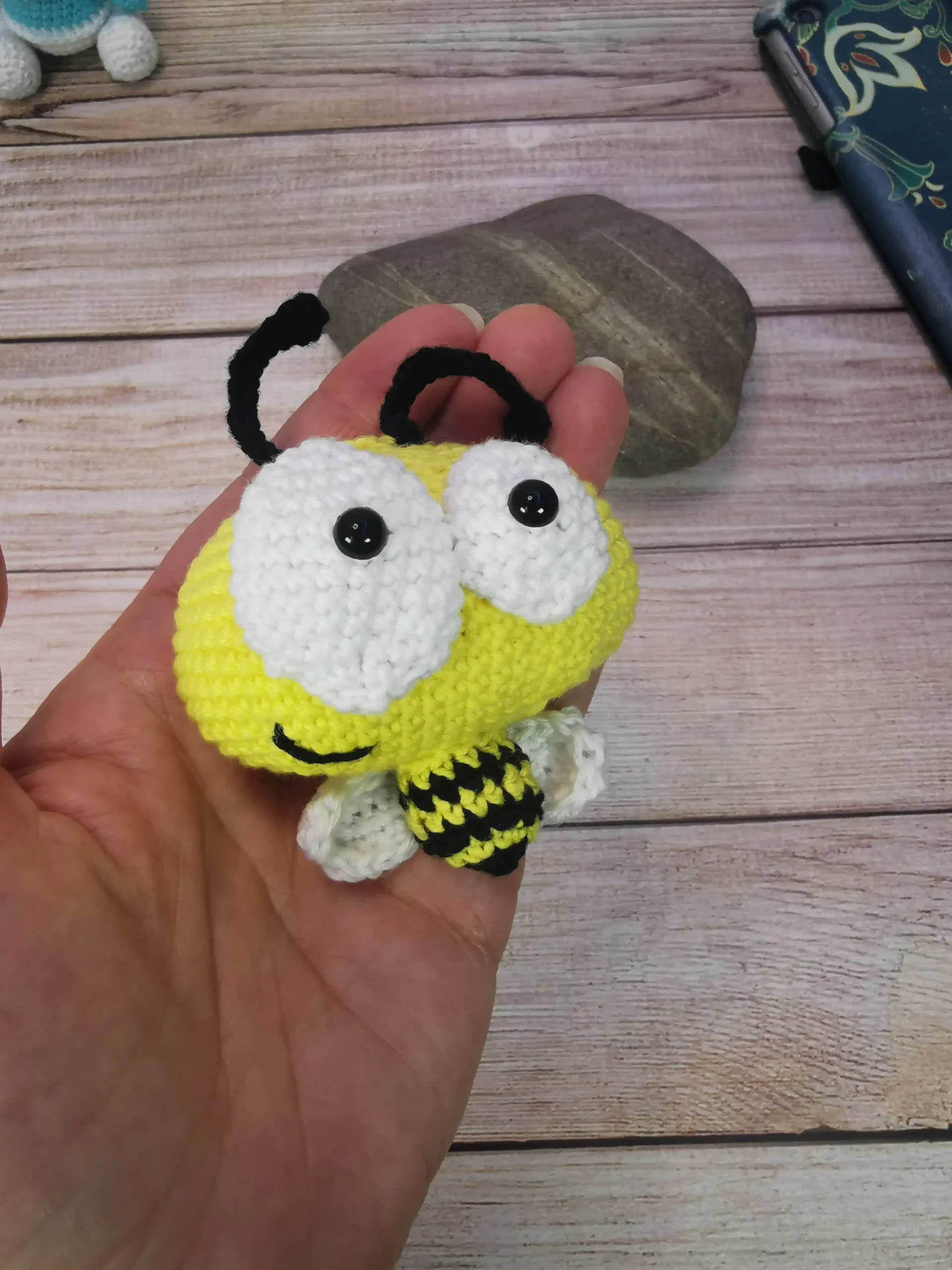 Crazy bee l'abeille, est un adorable amigurumi kawaii fait main au crochet par La Mu's Heure