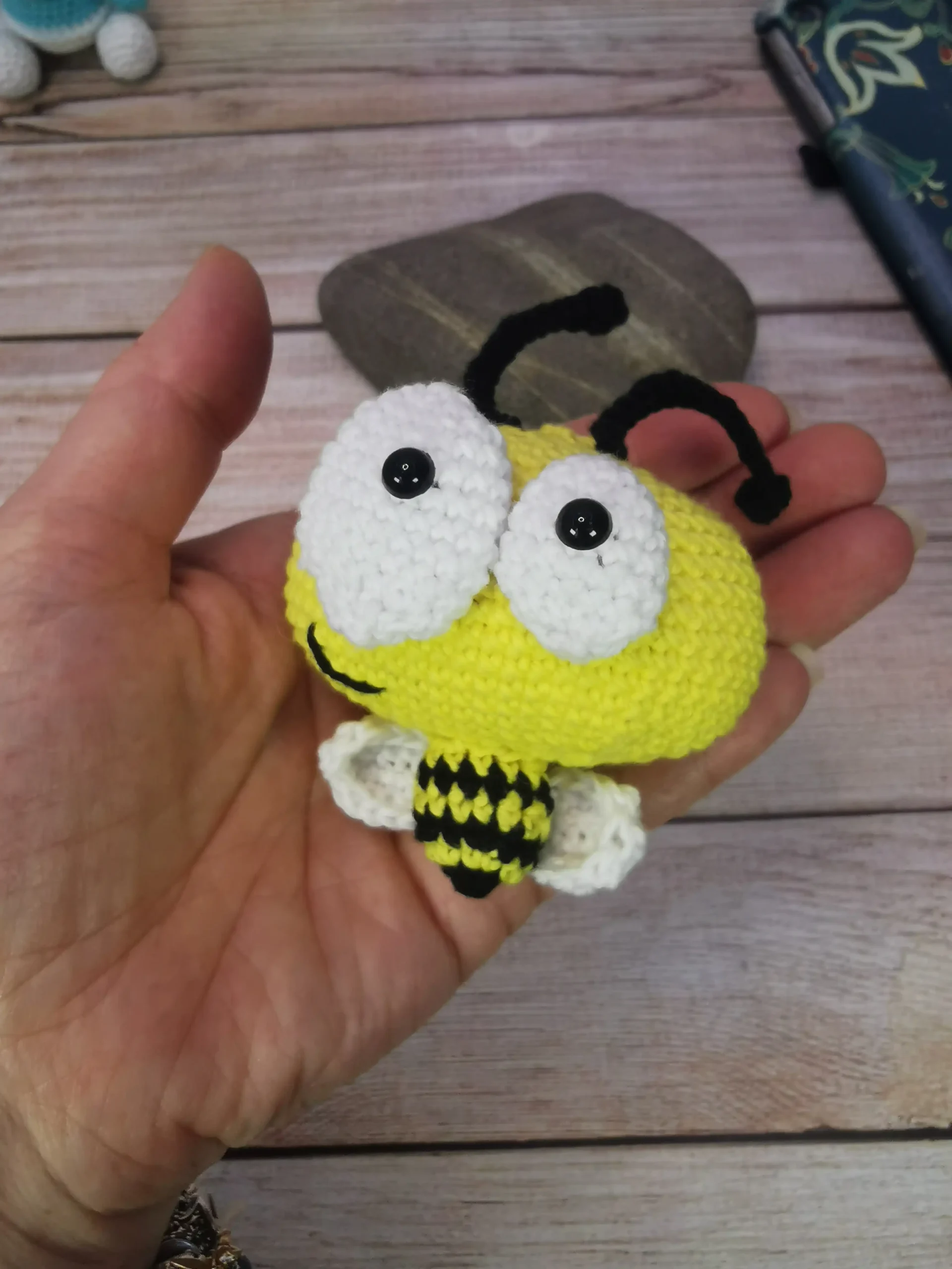 Crazy bee l'abeille, est un adorable amigurumi kawaii fait main au crochet par La Mu's Heure