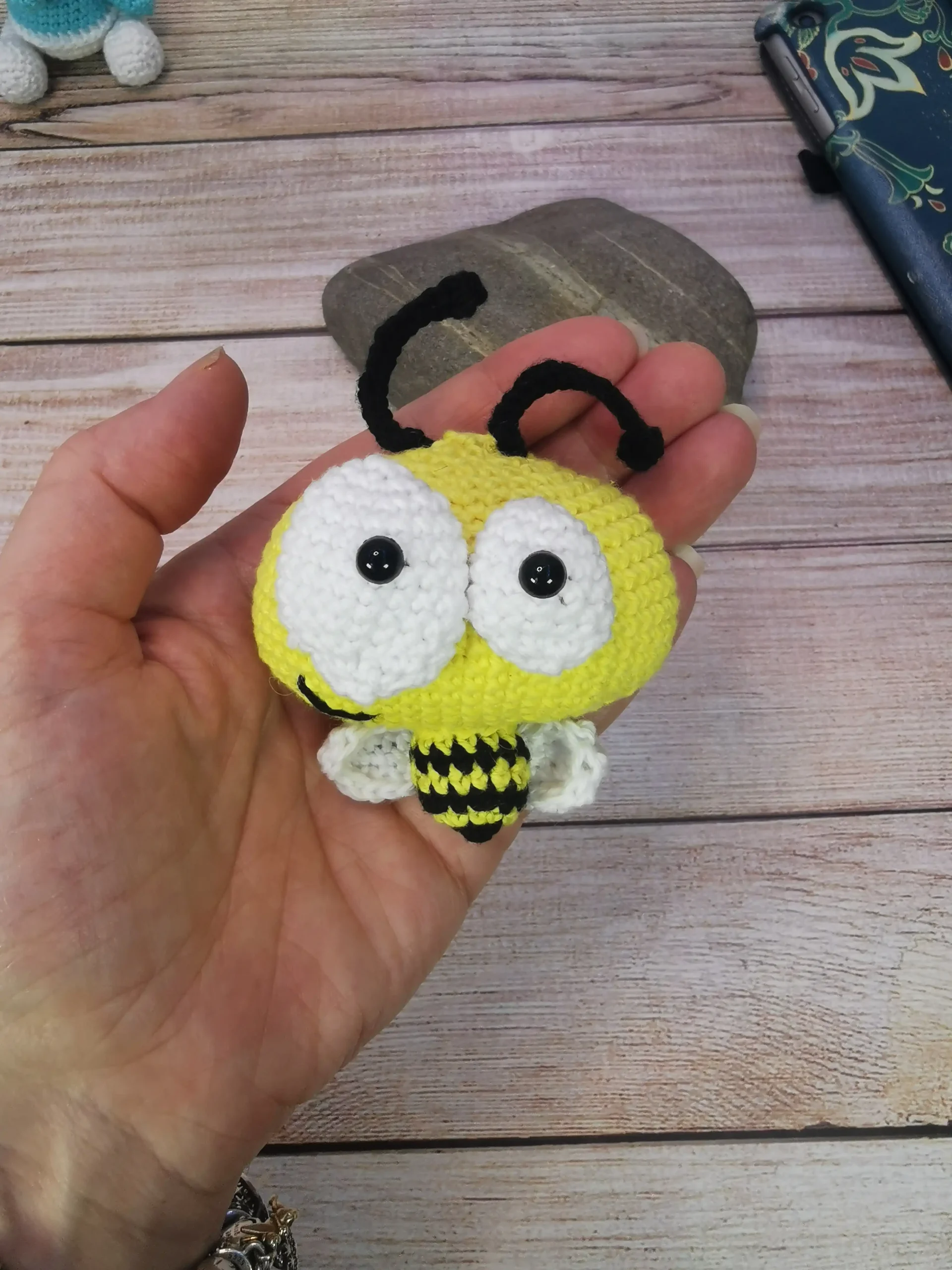 Crazy bee l'abeille, est un adorable amigurumi kawaii fait main au crochet par La Mu's Heure