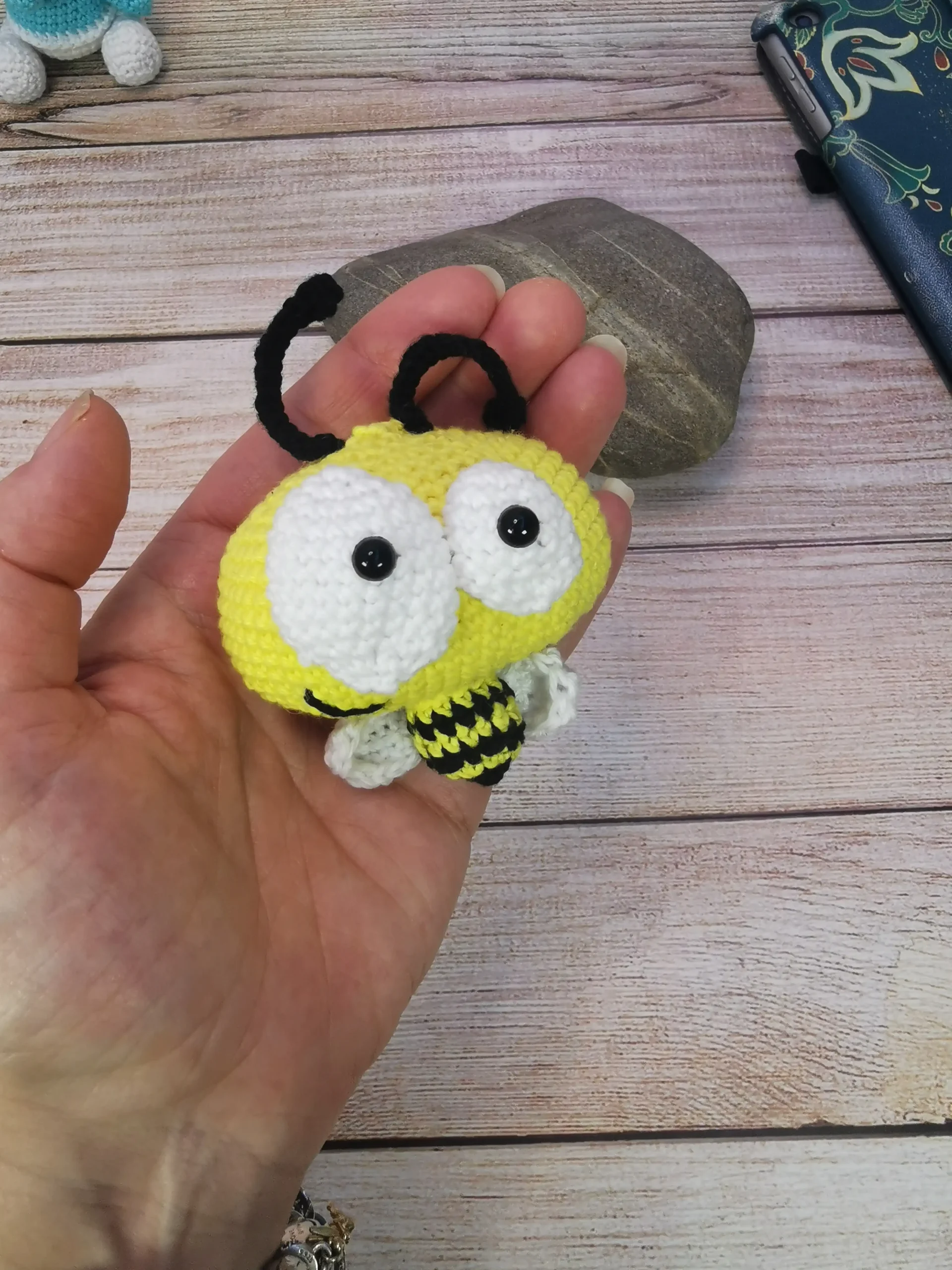 Crazy bee l'abeille, est un adorable amigurumi kawaii fait main au crochet par La Mu's Heure