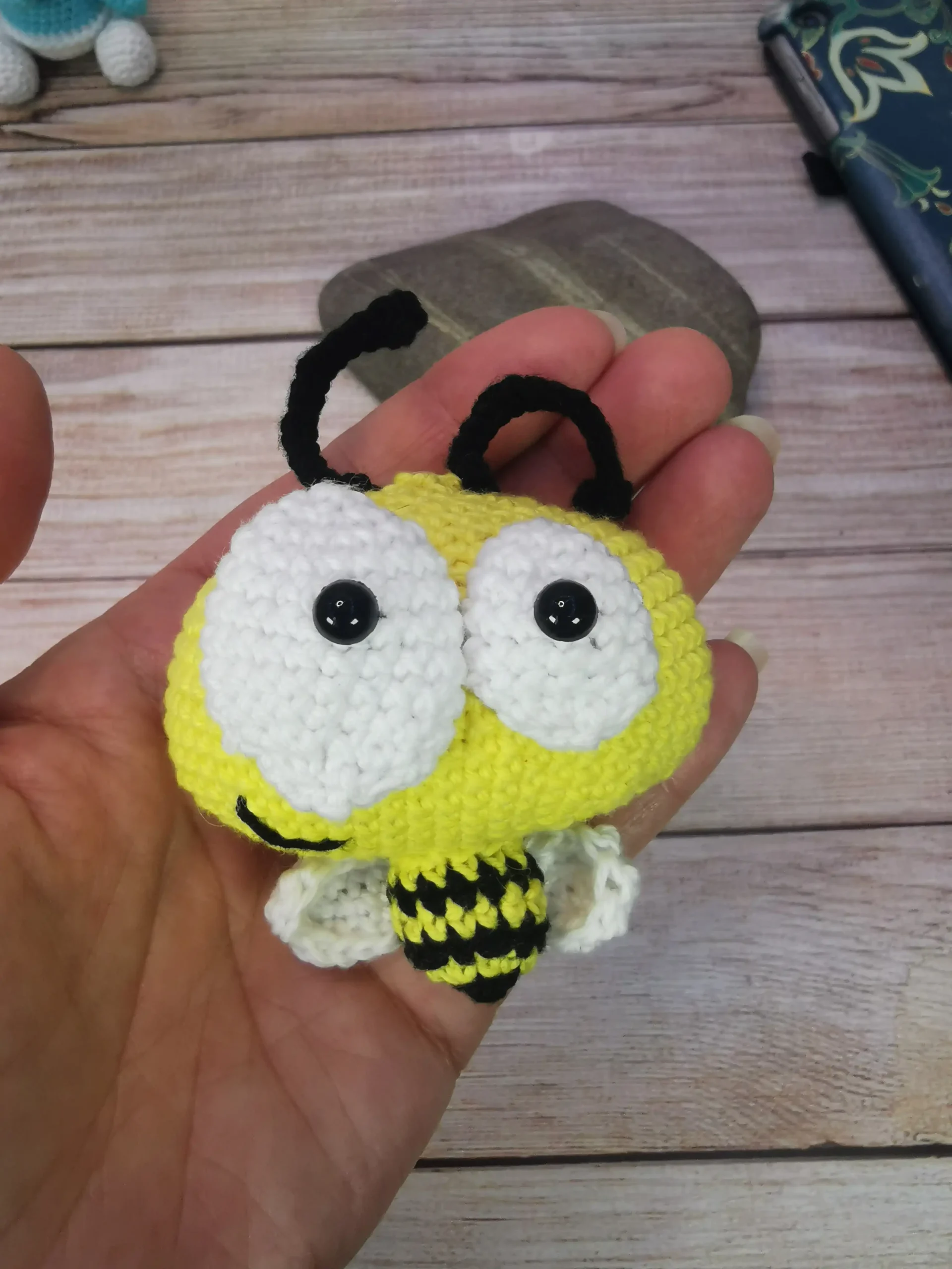 Crazy bee l'abeille, est un adorable amigurumi kawaii fait main au crochet par La Mu's Heure