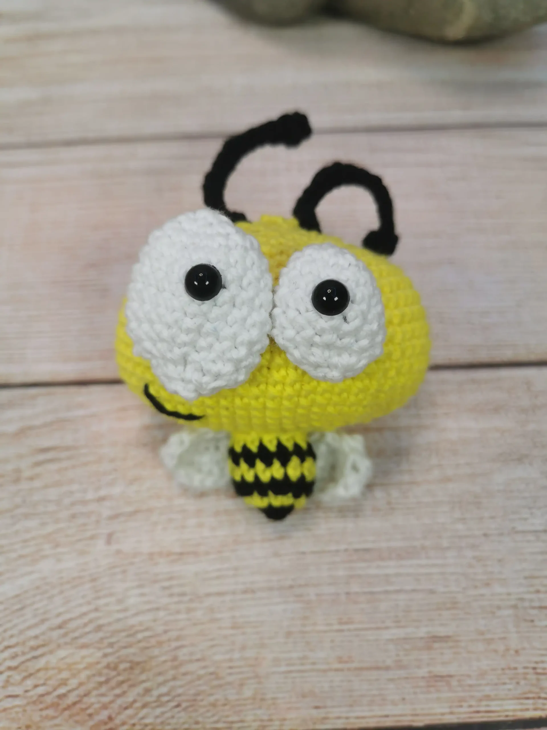 Crazy bee l'abeille, est un adorable amigurumi kawaii fait main au crochet par La Mu's Heure