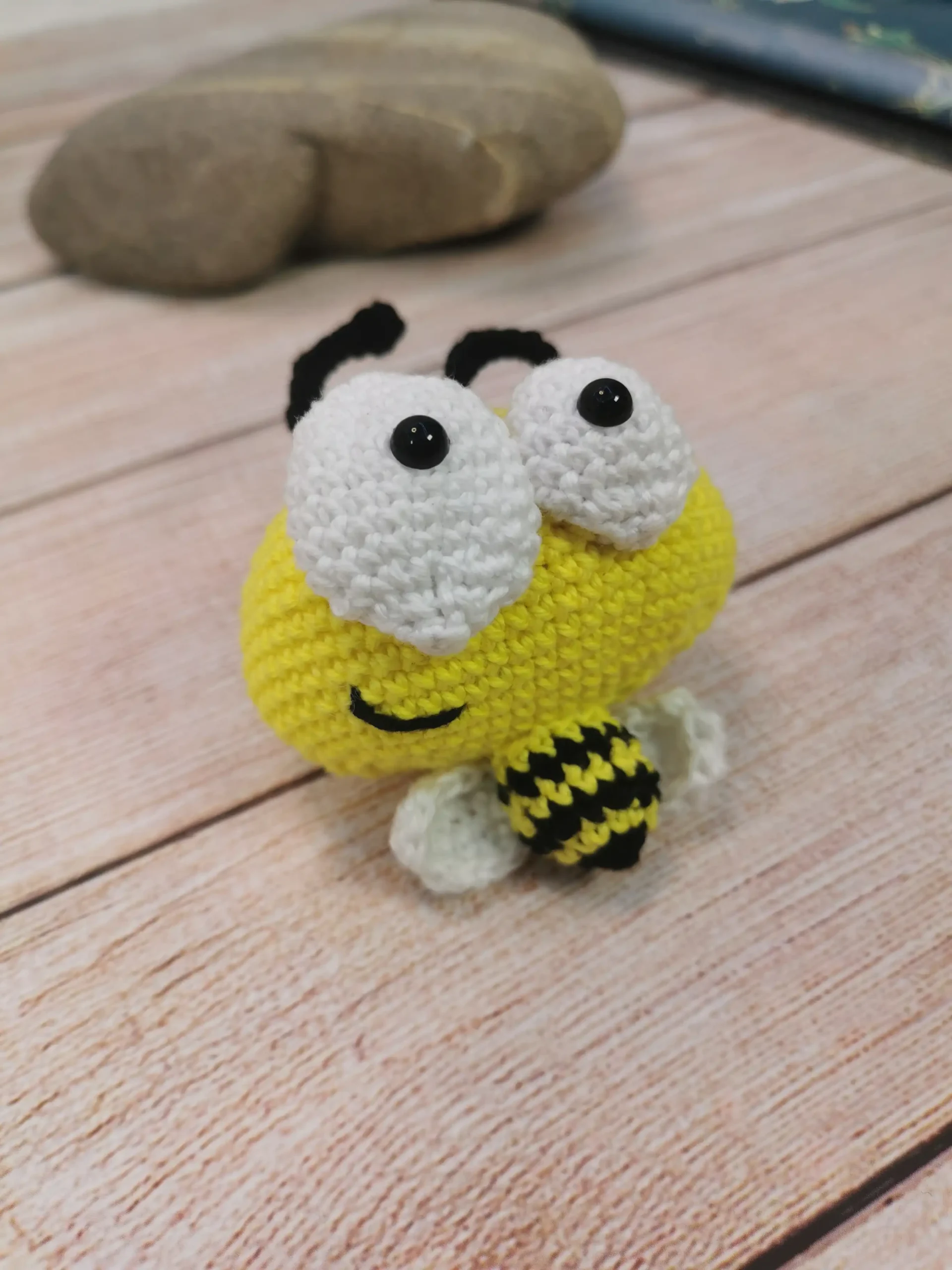 Crazy bee l'abeille, est un adorable amigurumi kawaii fait main au crochet par La Mu's Heure