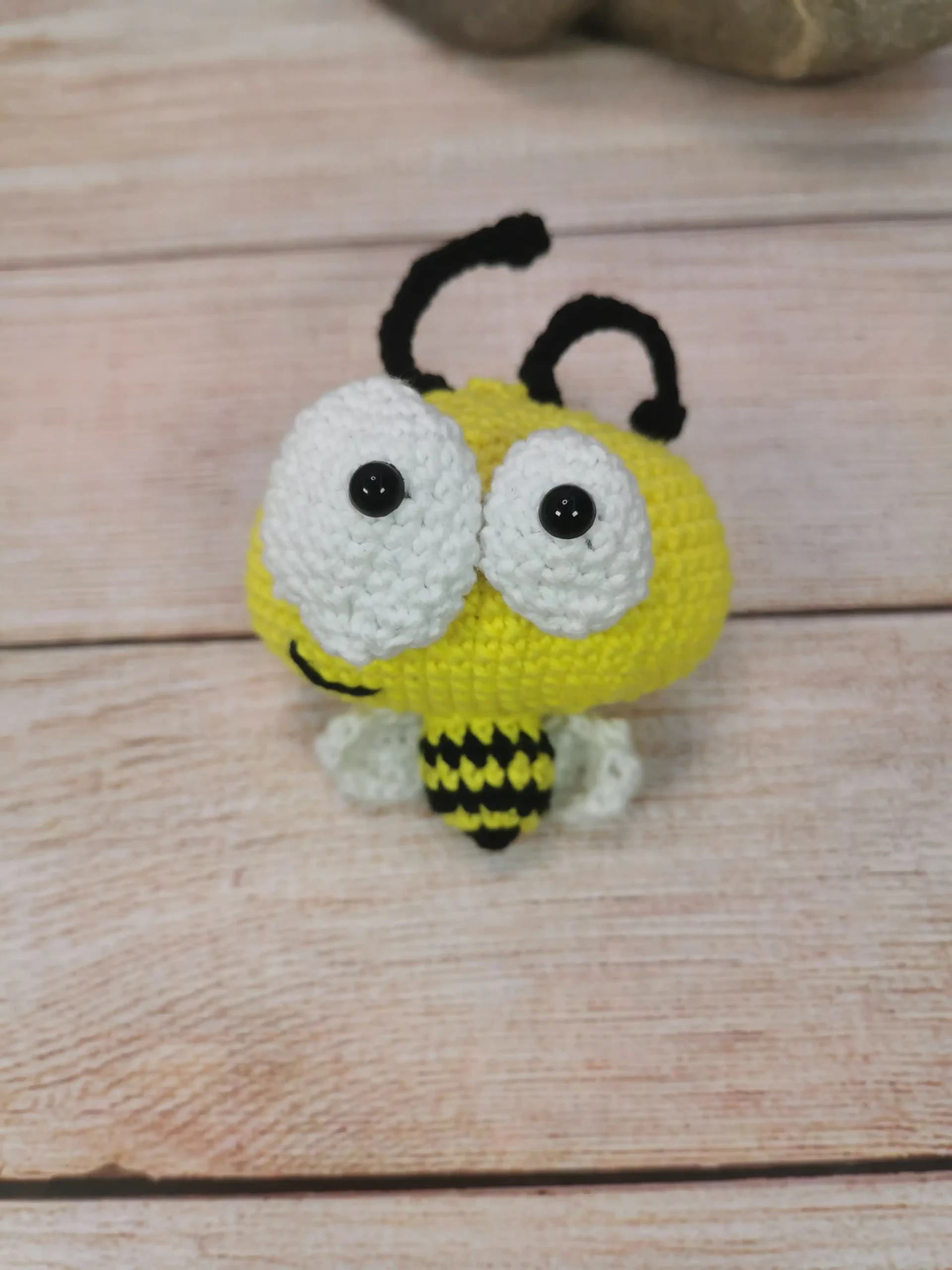 Crazy bee l'abeille, est un adorable amigurumi kawaii fait main au crochet par La Mu's Heure