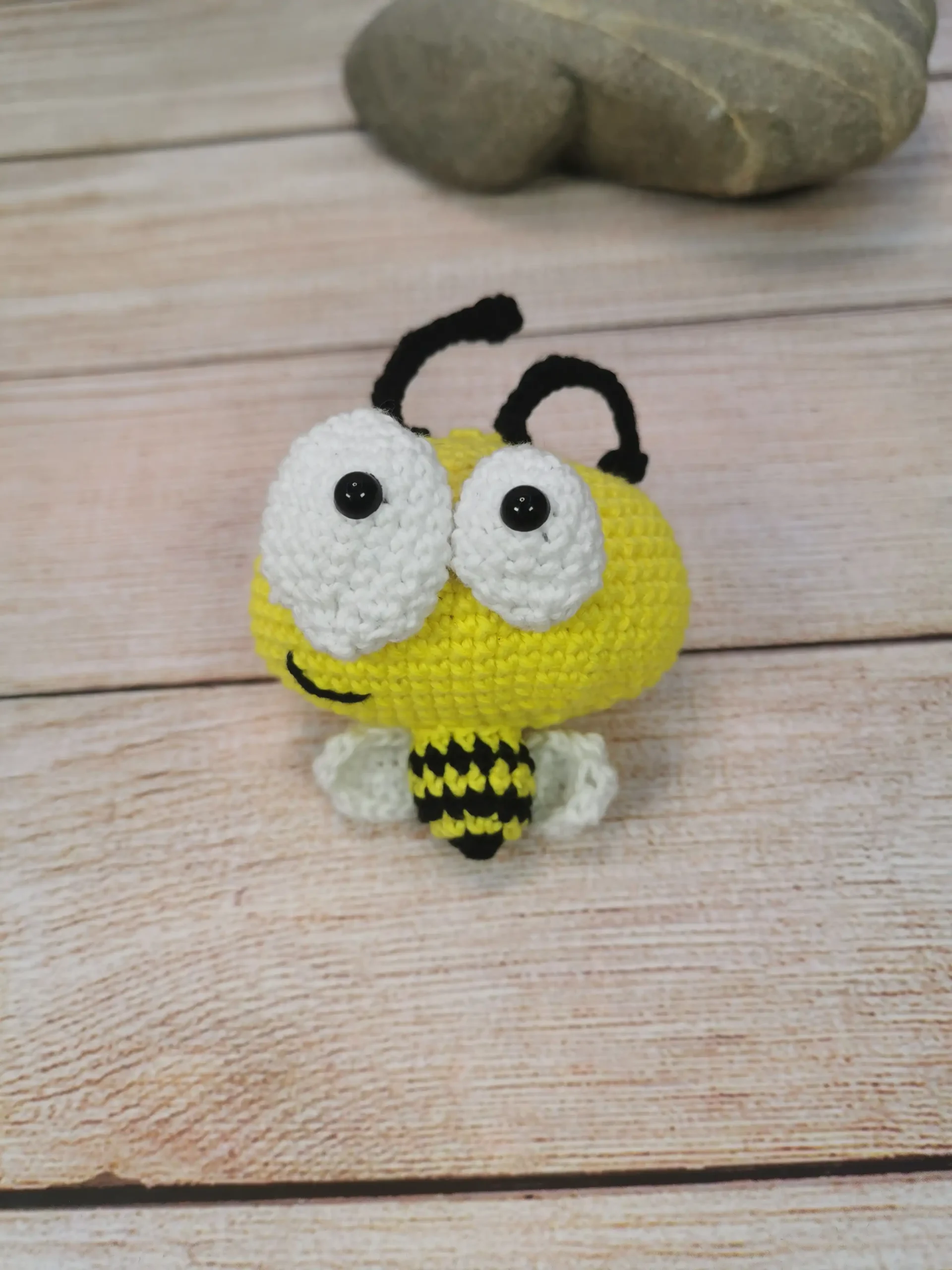 Crazy bee l'abeille, est un adorable amigurumi kawaii fait main au crochet par La Mu's Heure