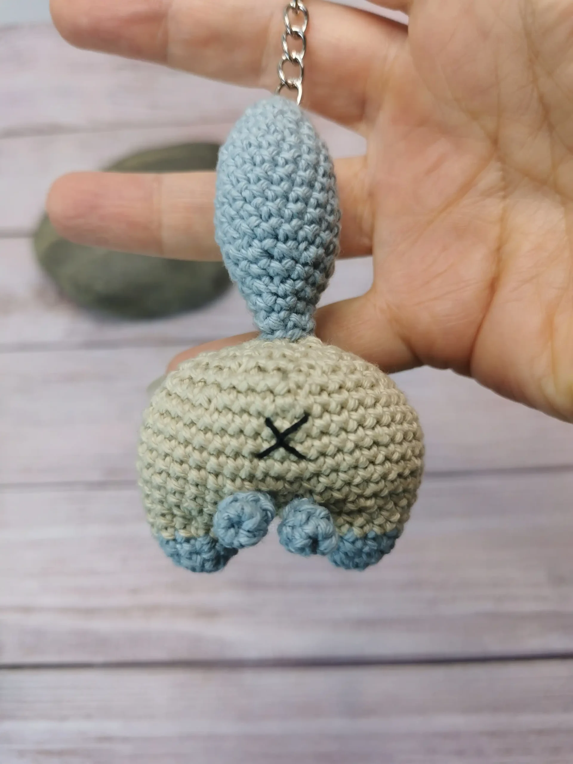 Un porte-clés hilarant et unique pour les fans de chats et d’humour décalé. Fait main au crochet par La Mu's heure
