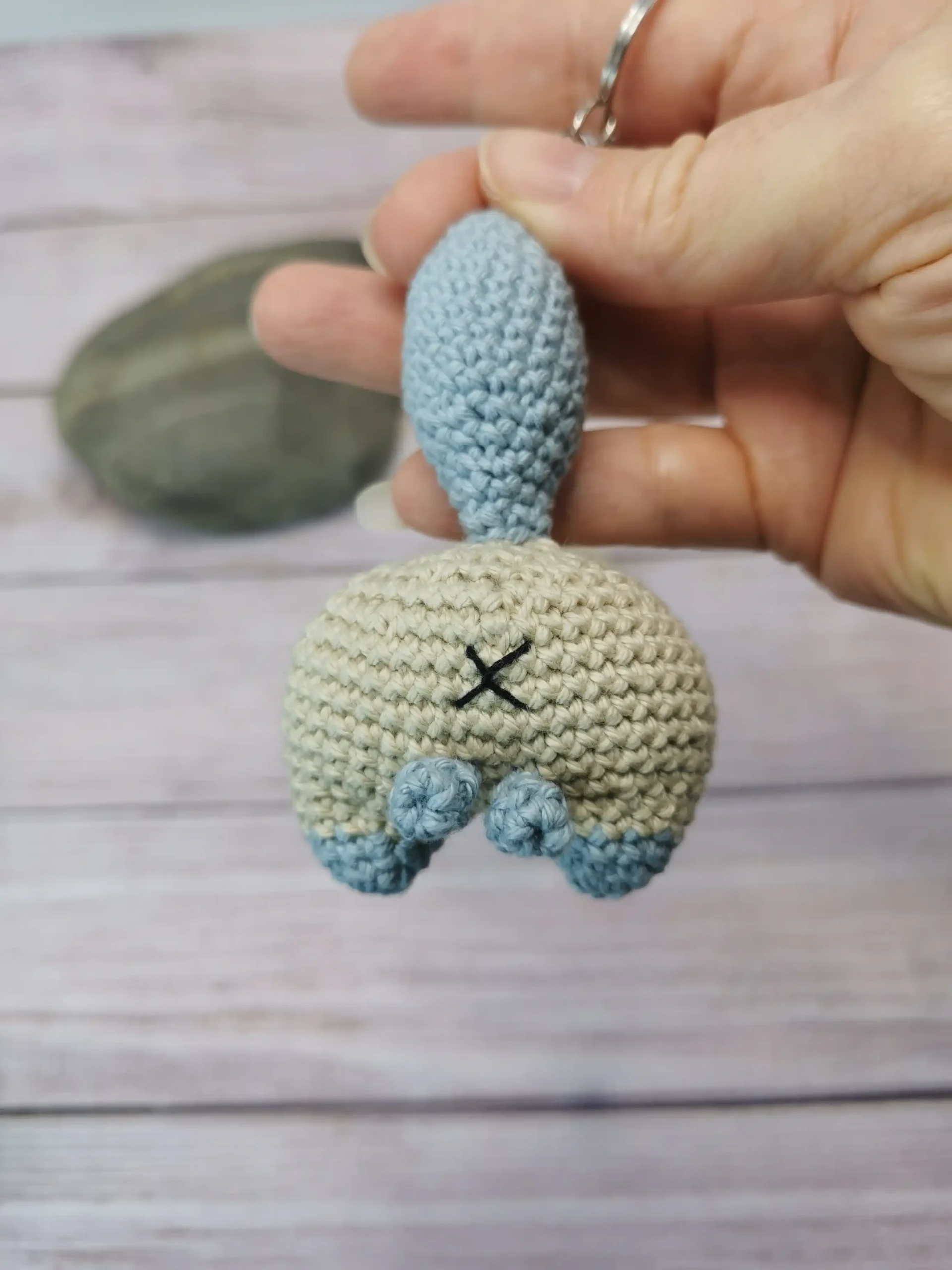 Un porte-clés hilarant et unique pour les fans de chats et d’humour décalé. Fait main au crochet par La Mu's heure