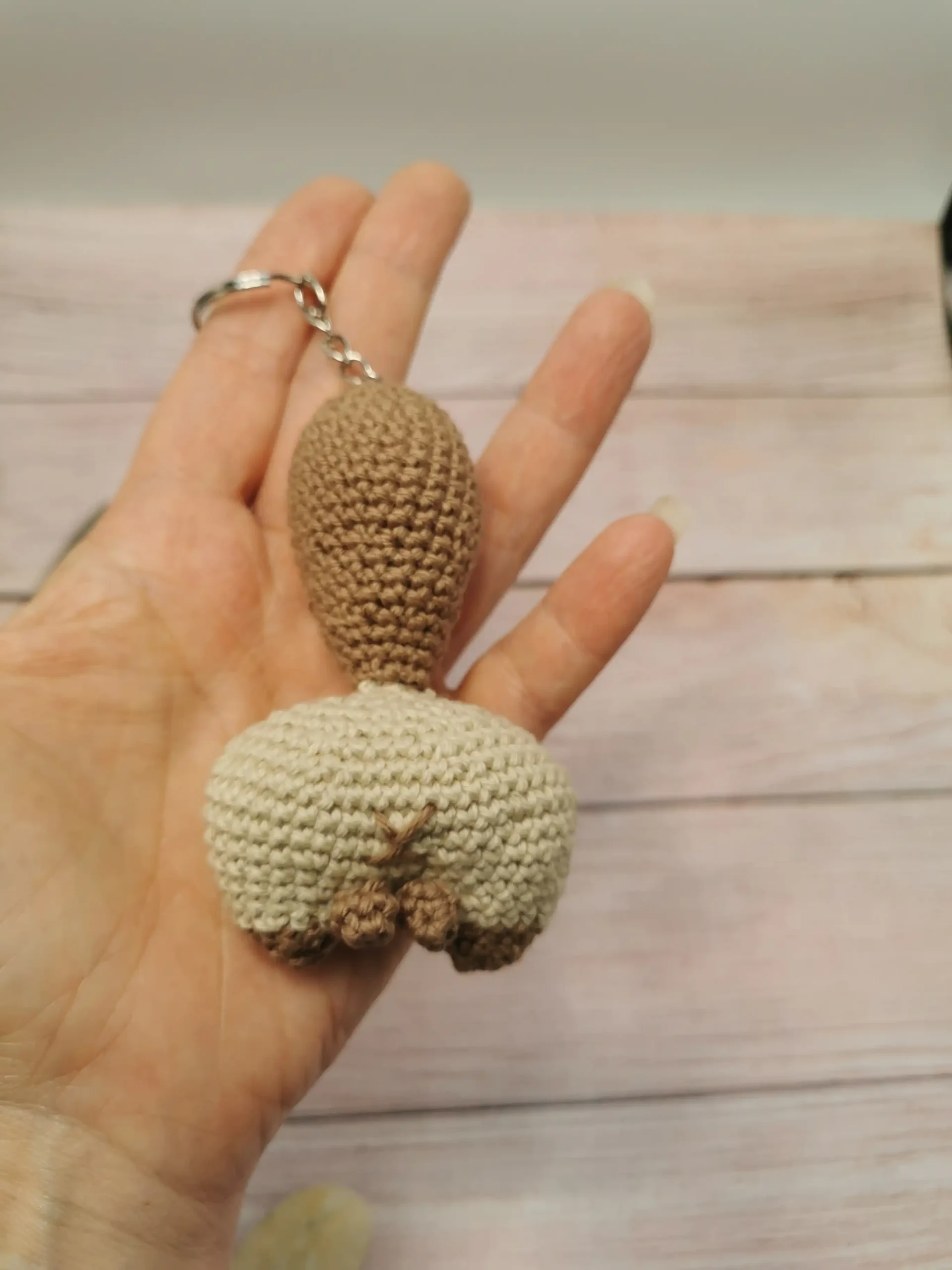 Un porte-clés hilarant et unique pour les fans de chats et d’humour décalé. Fait main au crochet par La Mu's heure