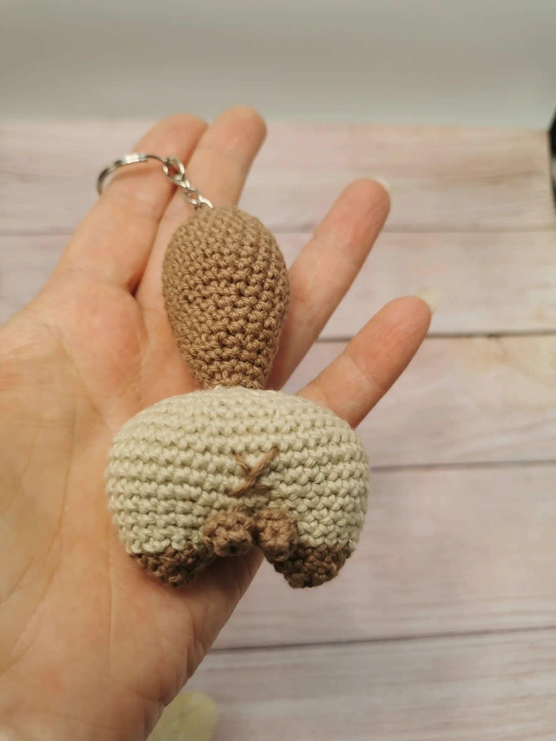 Un porte-clés hilarant et unique pour les fans de chats et d’humour décalé. Fait main au crochet par La Mu's heure