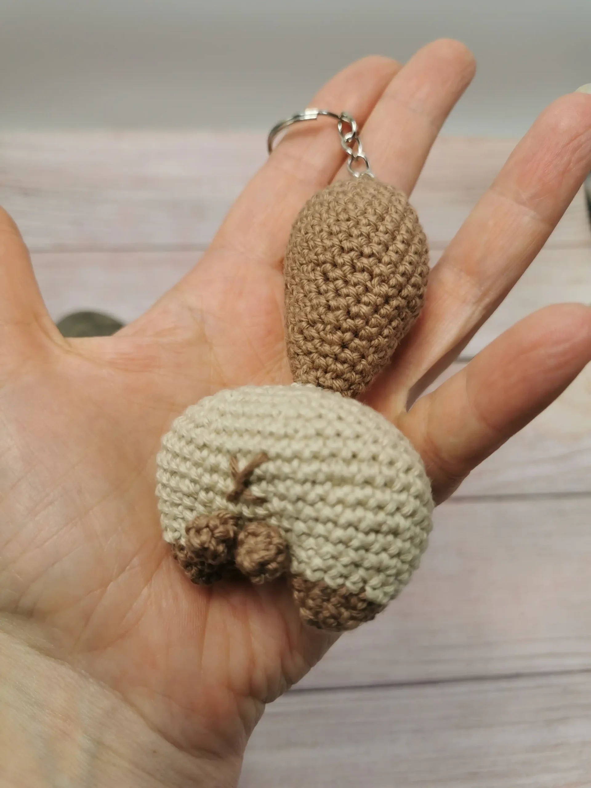Un porte-clés hilarant et unique pour les fans de chats et d’humour décalé. Fait main au crochet par La Mu's heure