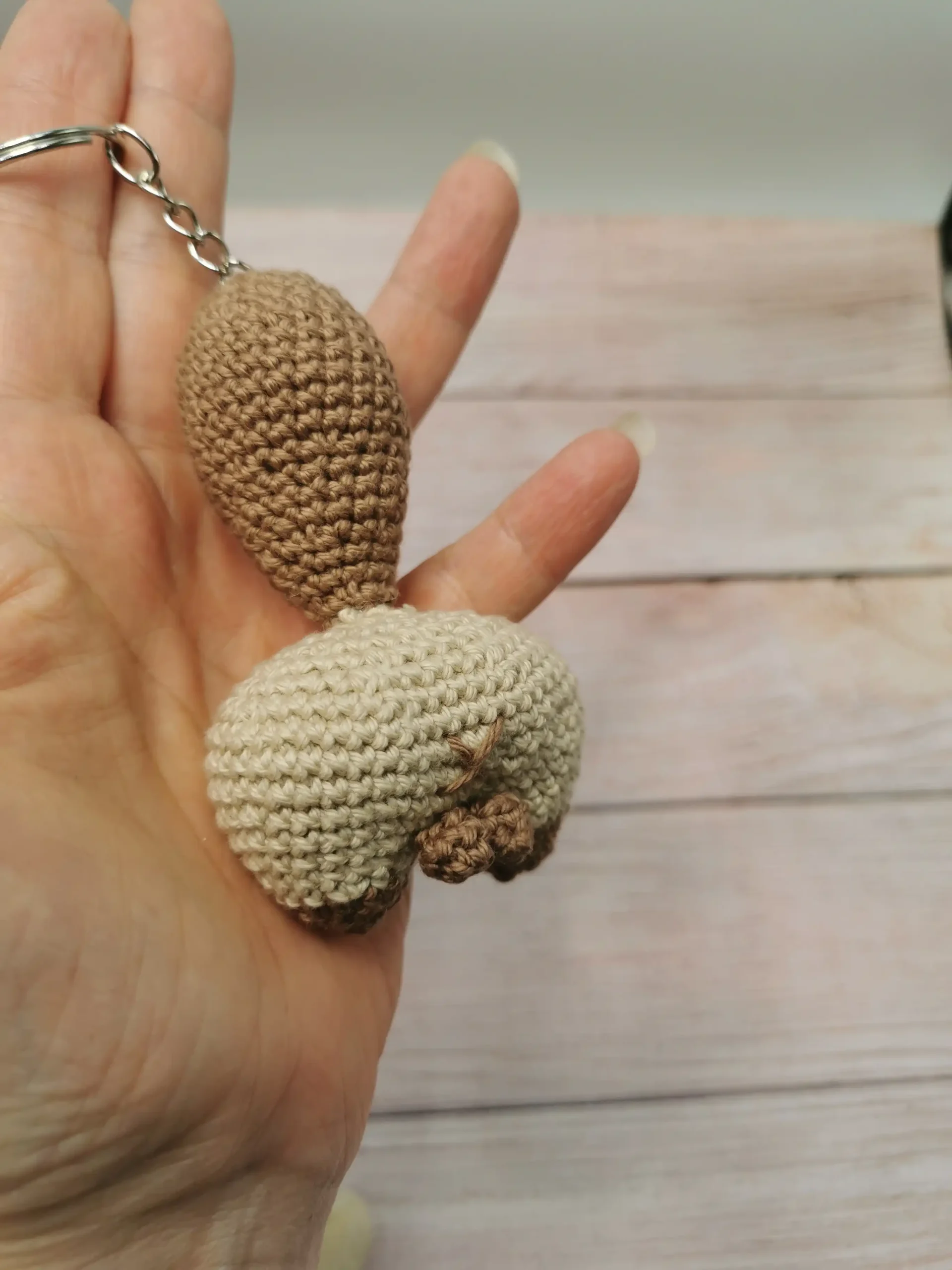 Un porte-clés hilarant et unique pour les fans de chats et d’humour décalé. Fait main au crochet par La Mu's heure