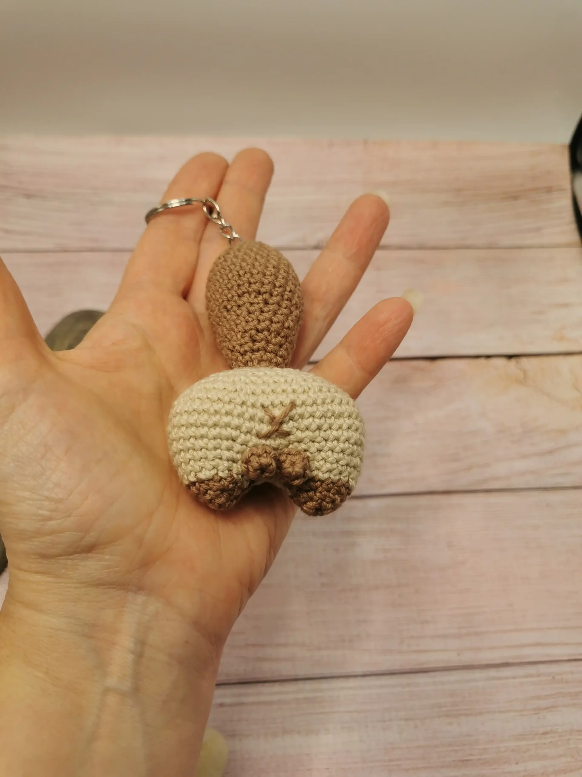 Un porte-clés hilarant et unique pour les fans de chats et d’humour décalé. Fait main au crochet par La Mu's heure