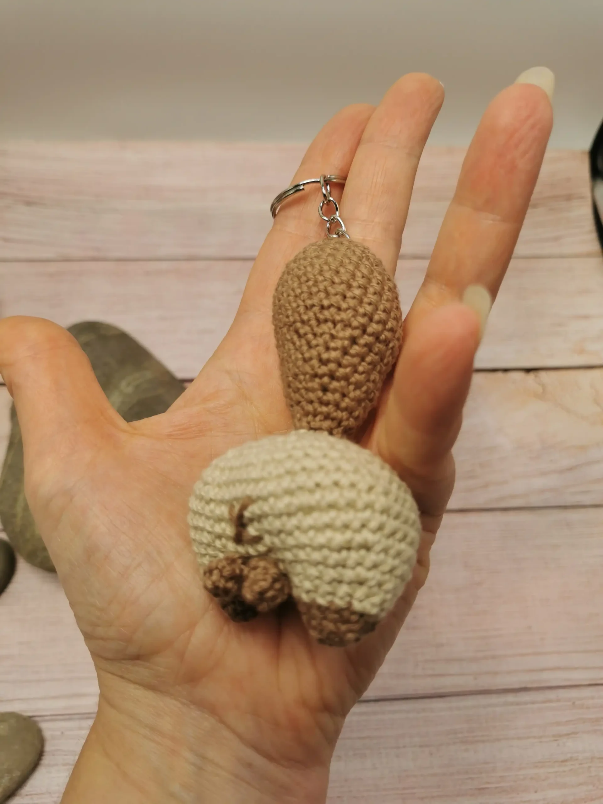 Un porte-clés hilarant et unique pour les fans de chats et d’humour décalé. Fait main au crochet par La Mu's heure