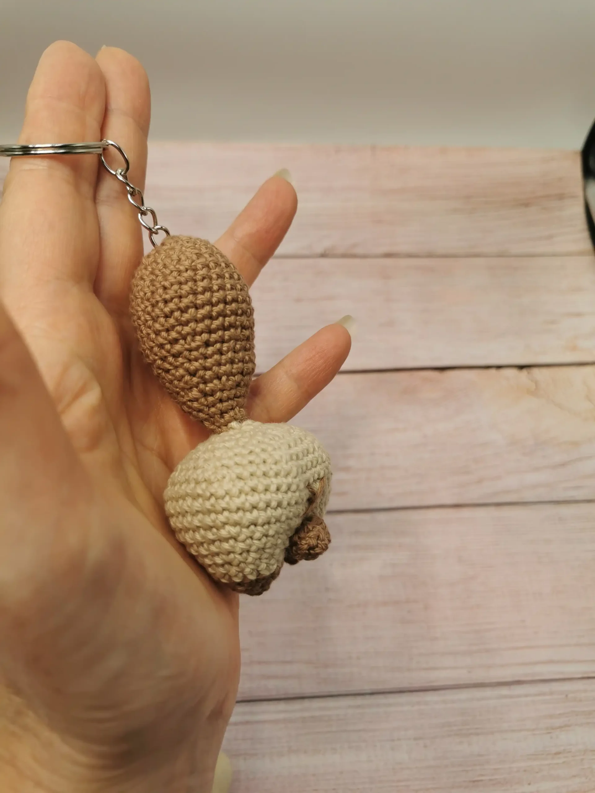 Un porte-clés hilarant et unique pour les fans de chats et d’humour décalé. Fait main au crochet par La Mu's heure
