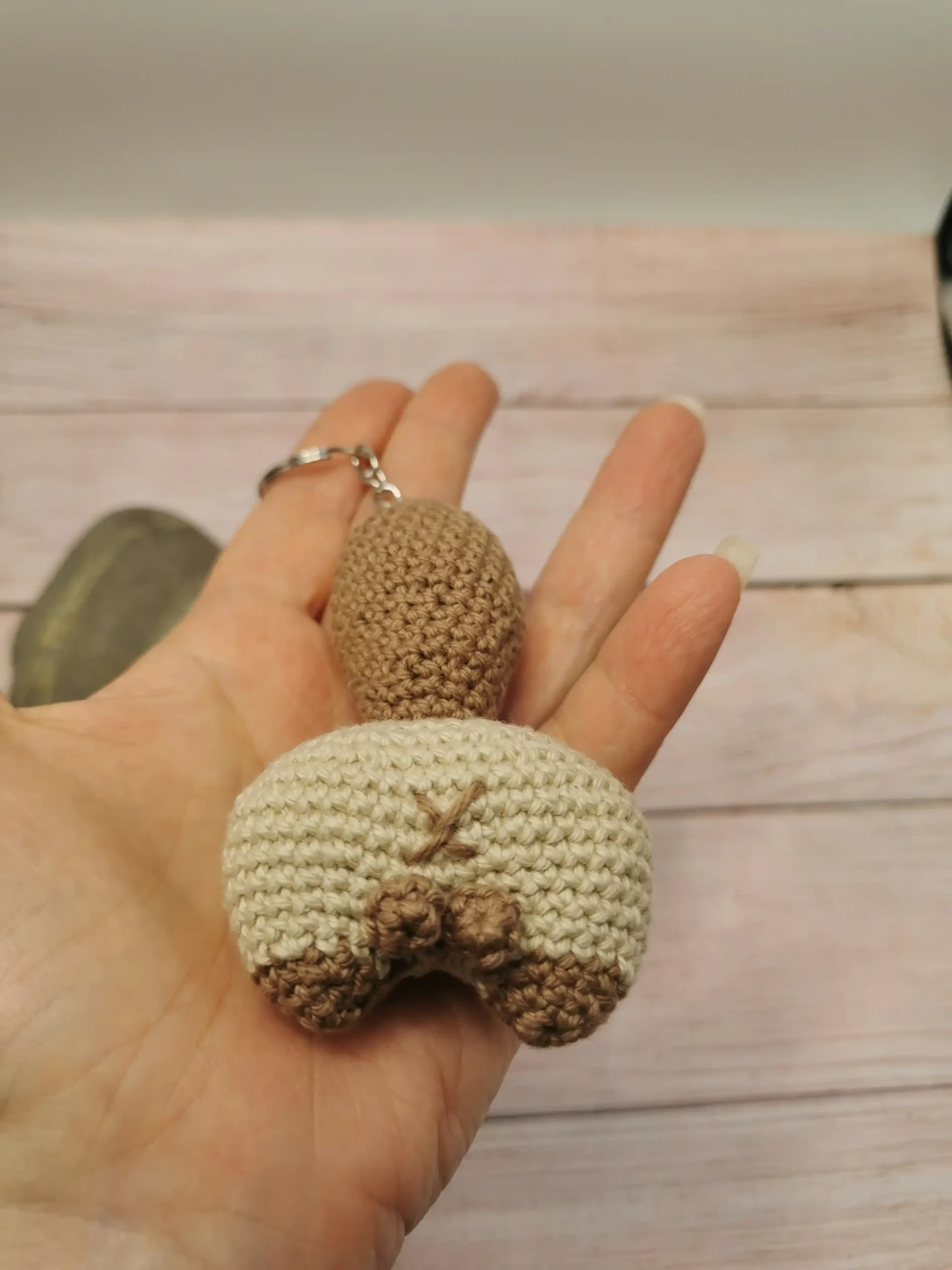 Un porte-clés hilarant et unique pour les fans de chats et d’humour décalé. Fait main au crochet par La Mu's heure