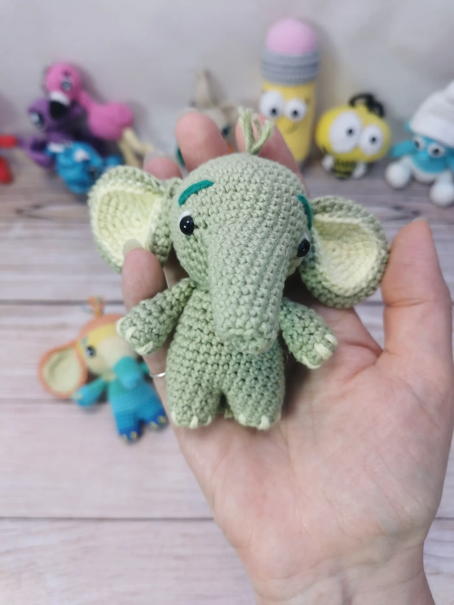 ĂlĂ©phant amigurumi fait main au crochet par La Mu's Heure
